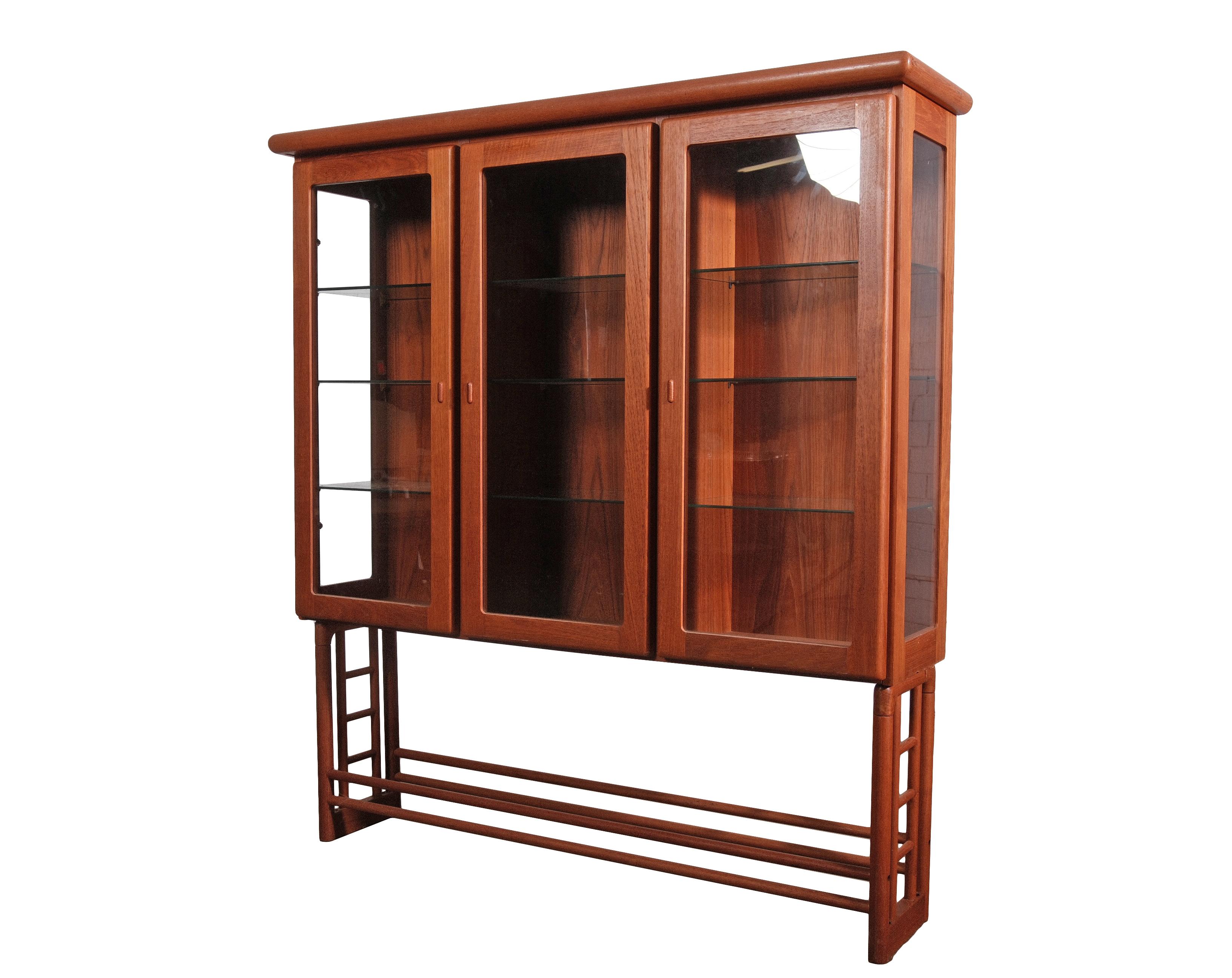 Mid-Century moderno Vetrina in teak danese moderna di metà secolo in vendita