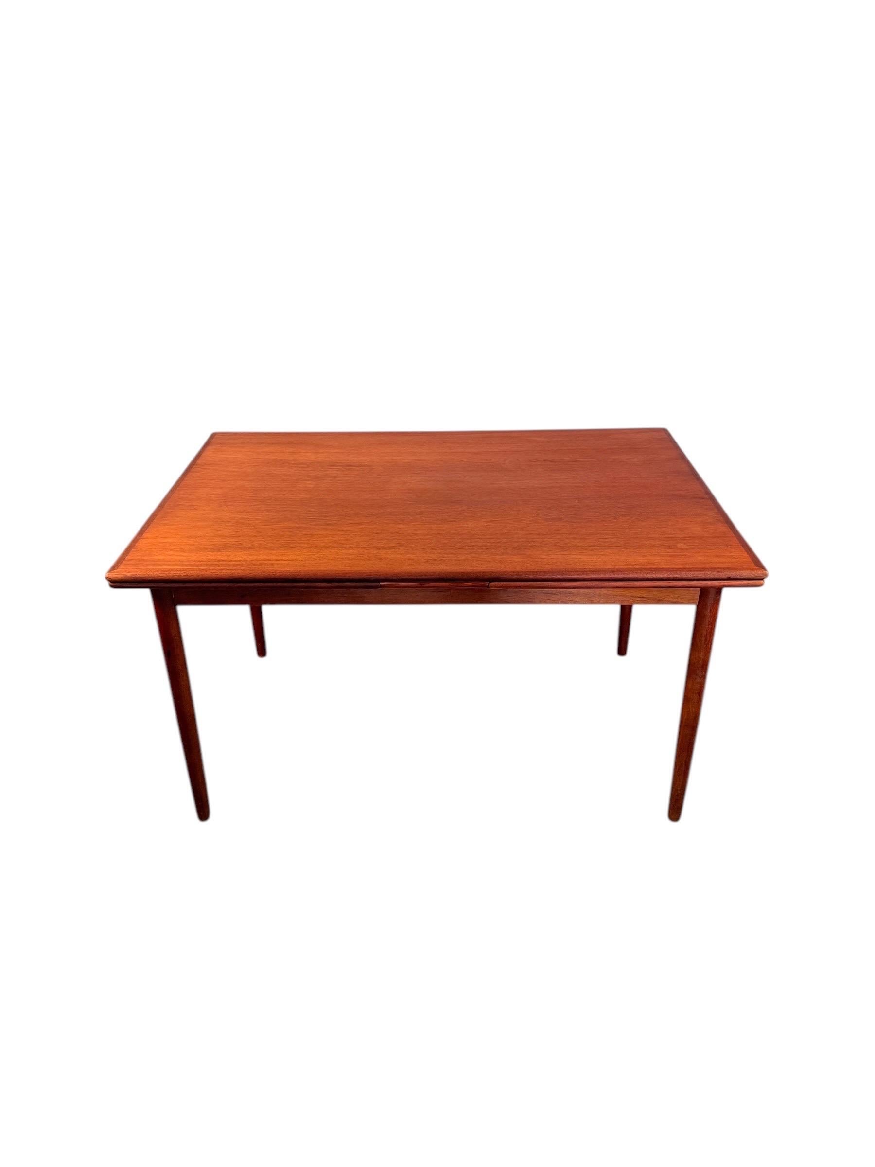 Cette table de salle à manger danoise moderne du milieu du siècle en teck est le genre de pièce qui s'adapte parfaitement à votre espace, que vous organisiez un dîner ou que vous restiez décontracté. Conçue dans un esprit de fonctionnalité
