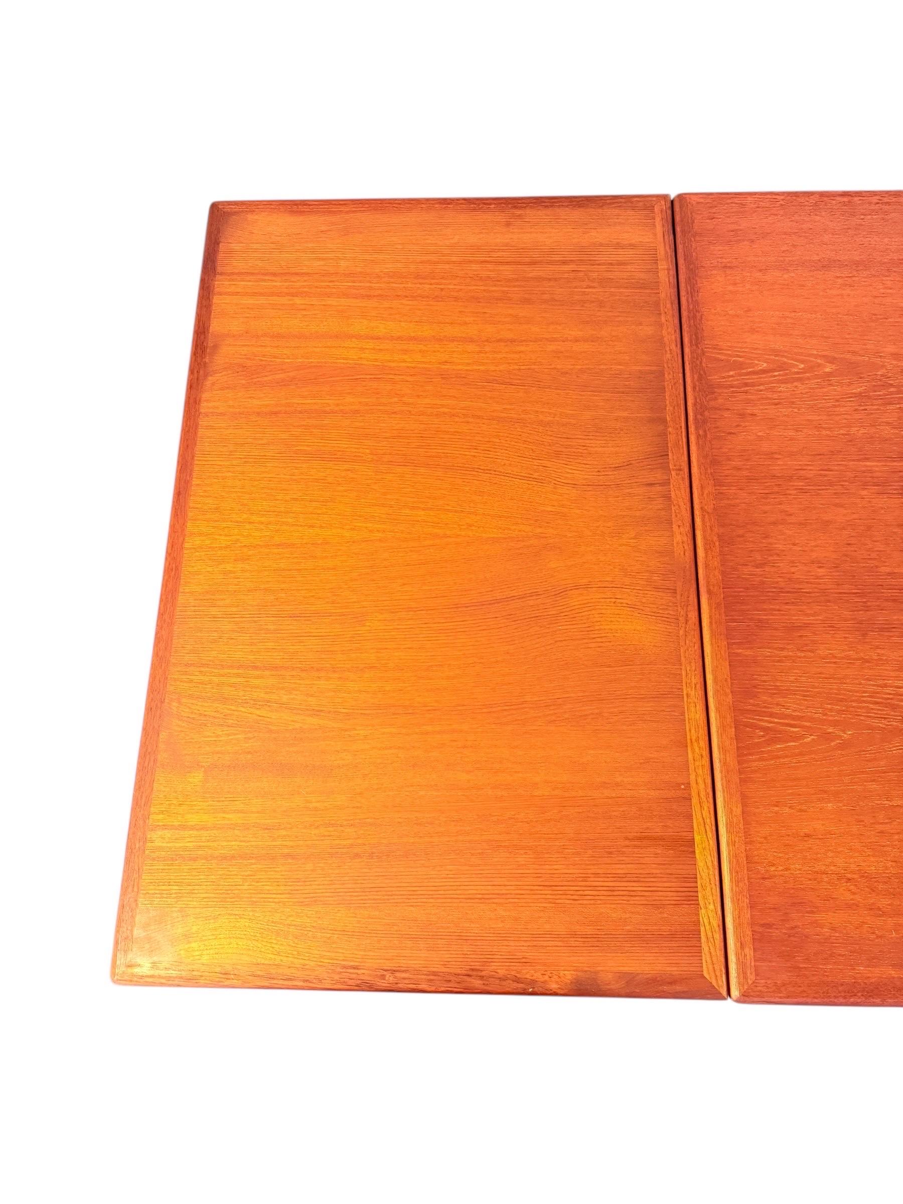 Mid-Century Modern Table de salle à manger à tiroir en teck moderne danois du milieu du siècle en vente