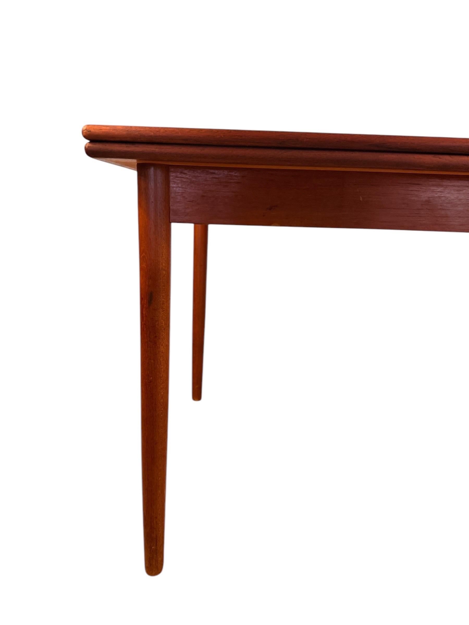 Danois Table de salle à manger à tiroir en teck moderne danois du milieu du siècle en vente