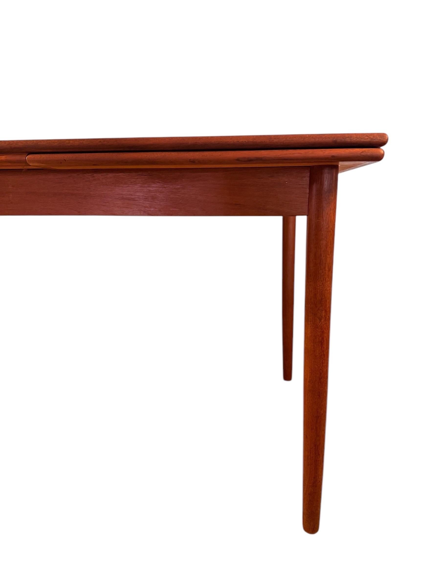 Table de salle à manger à tiroir en teck moderne danois du milieu du siècle Bon état - En vente à Brooklyn, NY