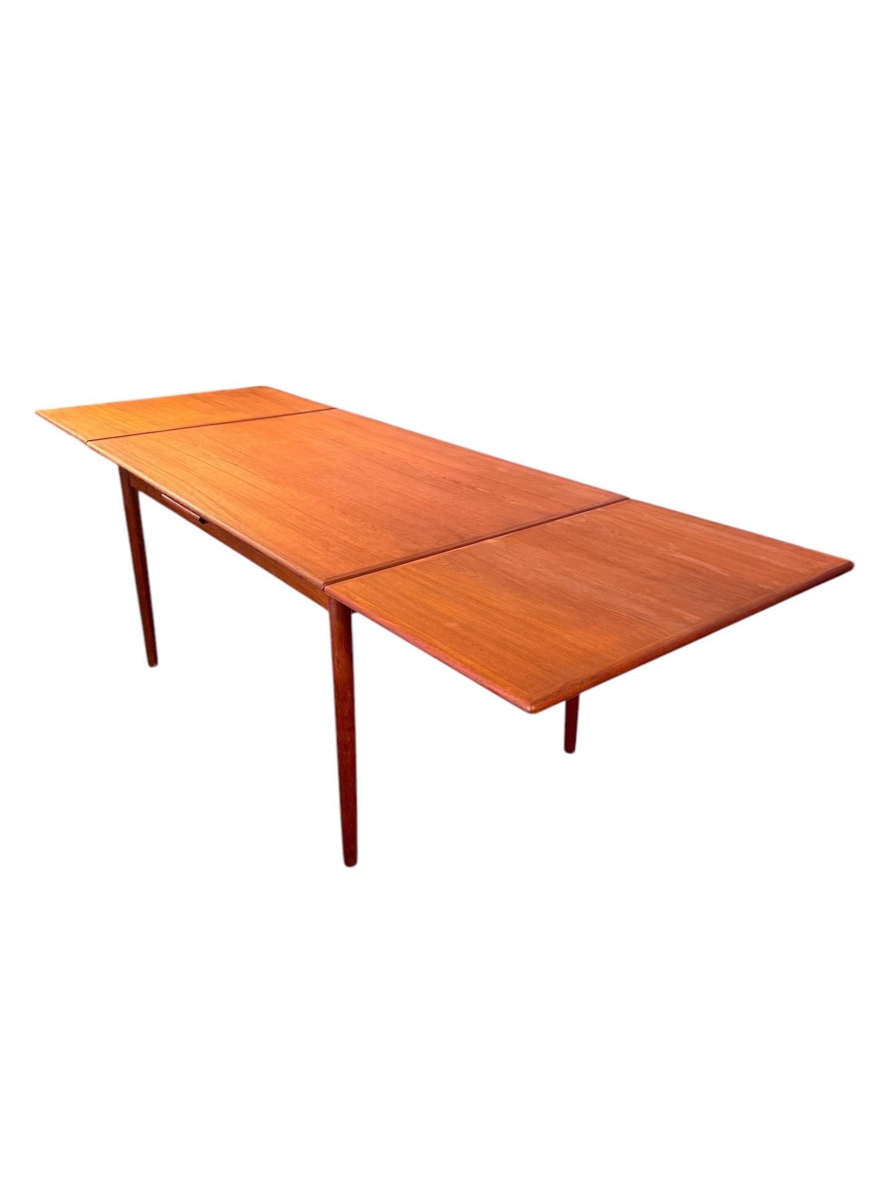 20ième siècle Table de salle à manger à tiroir en teck moderne danois du milieu du siècle en vente