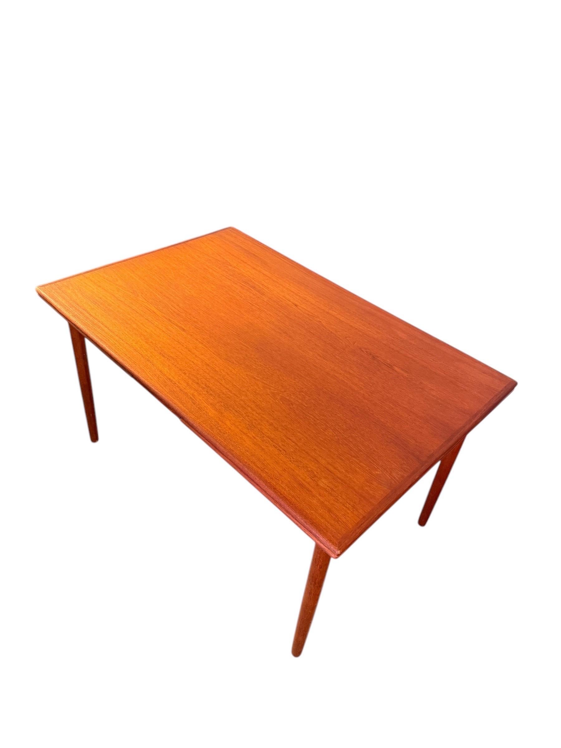 Table de salle à manger à tiroir en teck moderne danois du milieu du siècle en vente 1