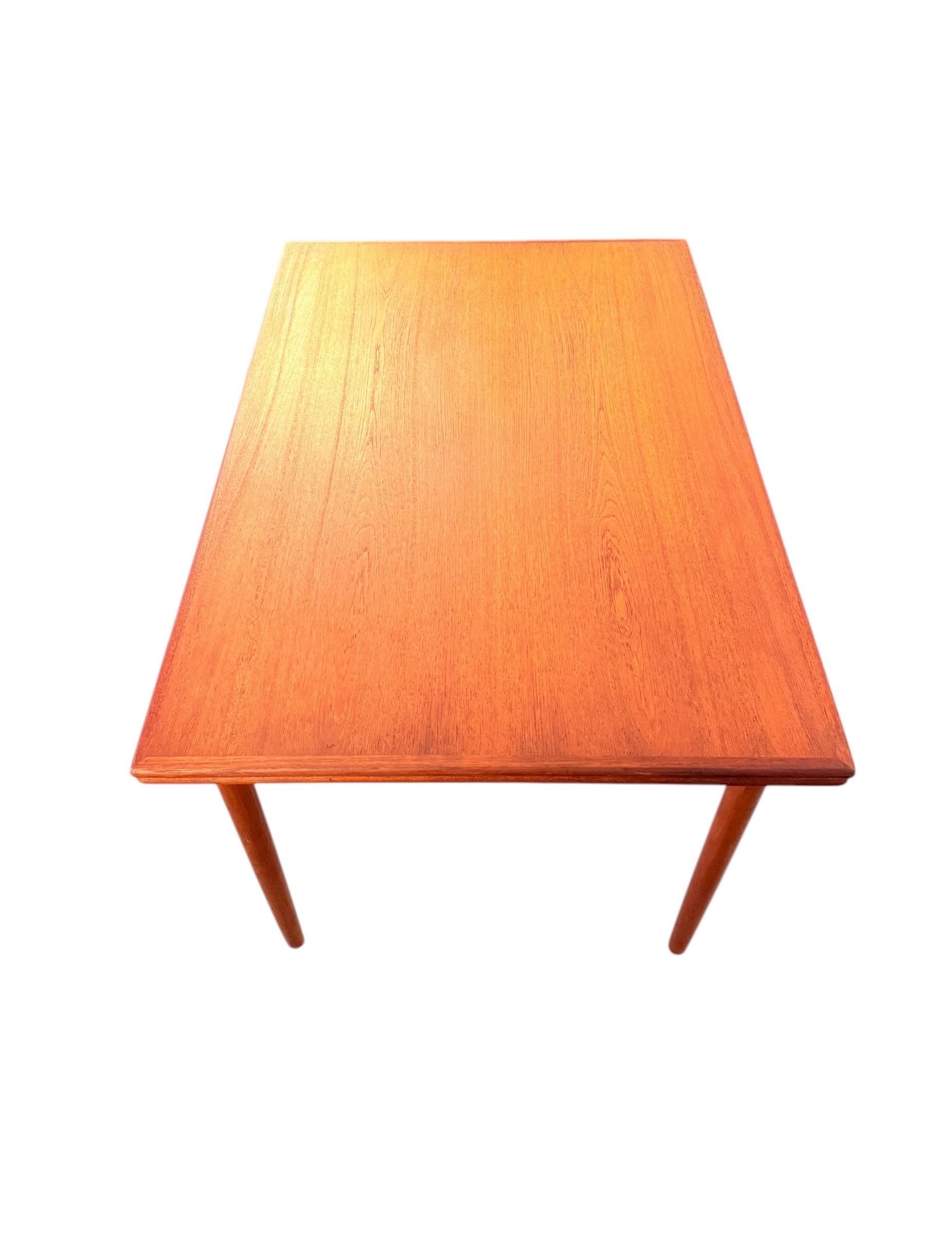 Table de salle à manger à tiroir en teck moderne danois du milieu du siècle en vente 2