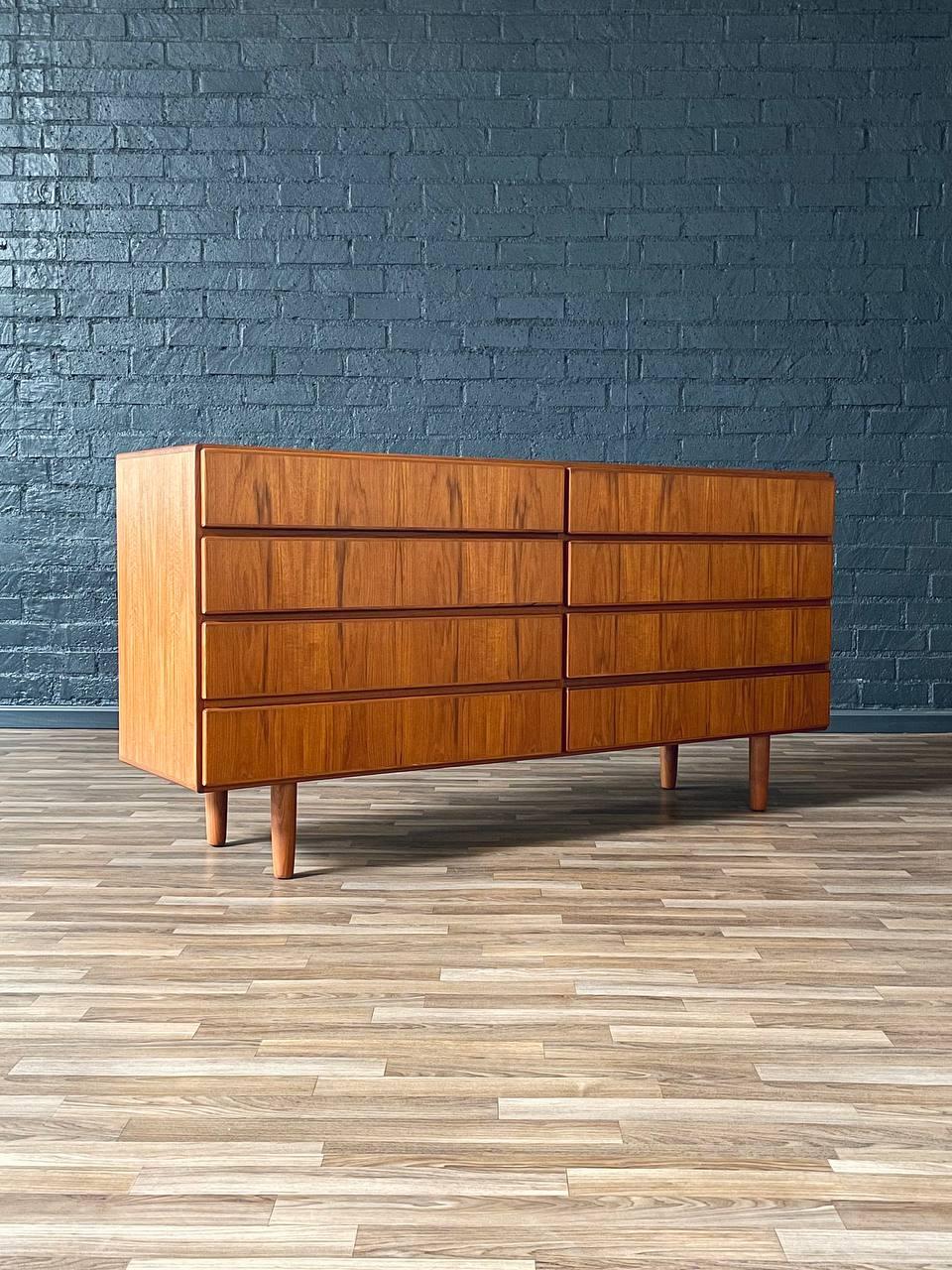 Condition: Expertly Refinished

With over 15 years of experience, our workshop has followed a careful process of restoration, showcasing our passion and creativity for vintage designs that can seamlessly be incorporated with many interior decors.