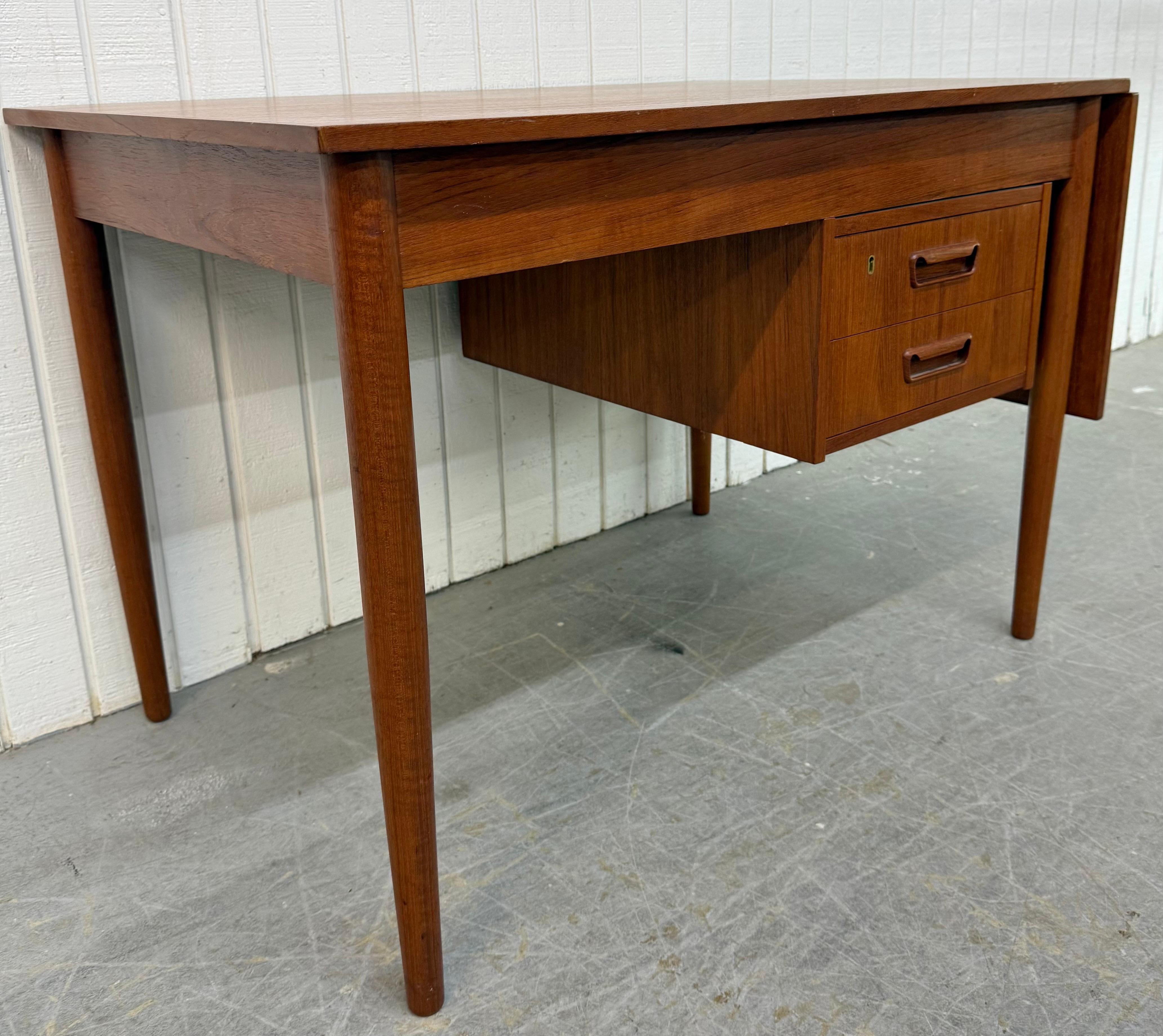 Cette annonce concerne un bureau en teck moderne danois du milieu du siècle. Ce meuble présente un design à feuilles tombantes en ligne droite, qui permet d'agrandir le plateau à 56,5