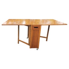 Tavolo da pranzo danese moderno di metà secolo in teak con ante a goccia e ripiano su rotelle