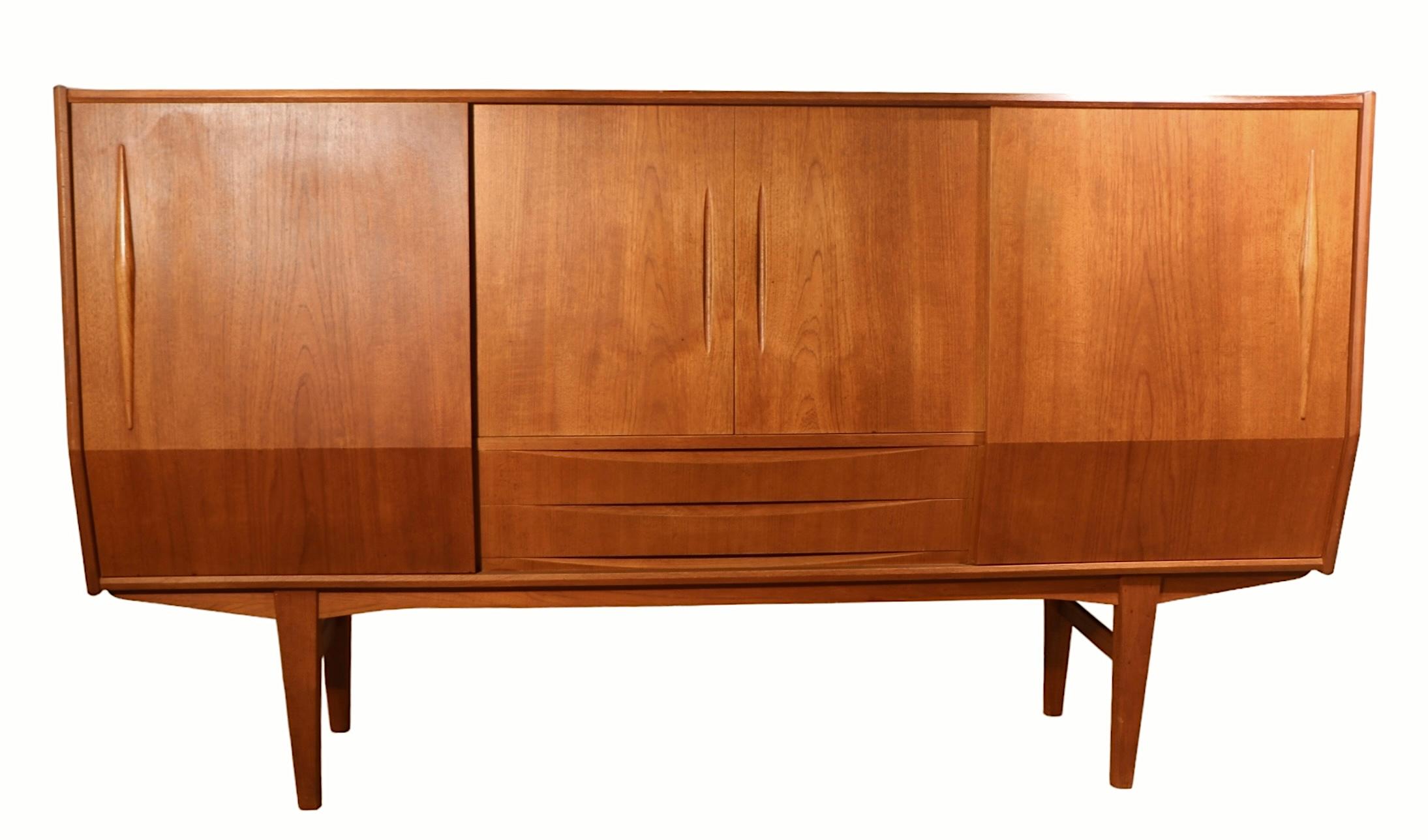 Mid Century Danish Modern Teak Dry Bar Sideboard Credenza c 1950/60's For Sale 4