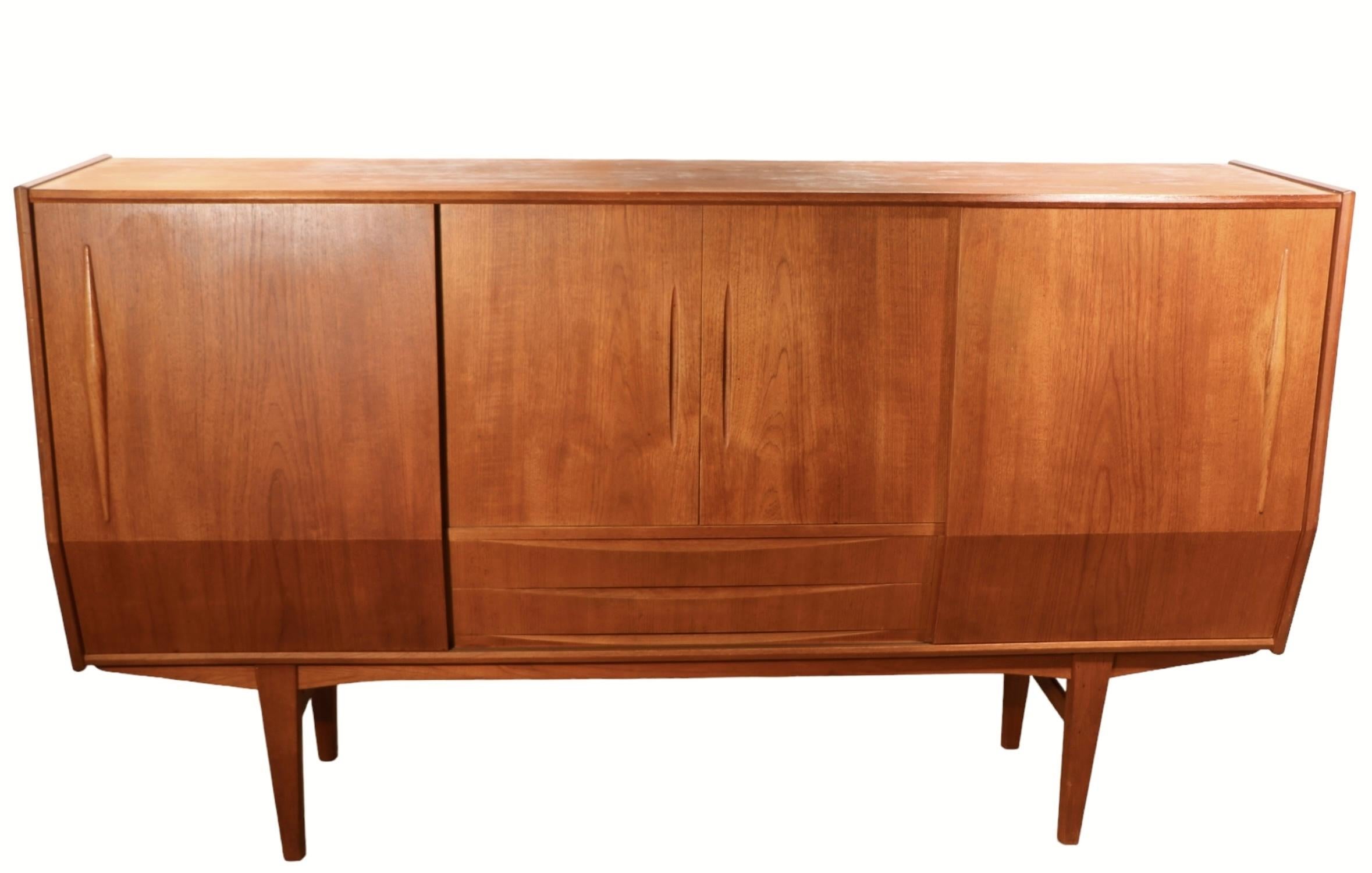 Mid Century Danish Modern Teak Dry Bar Sideboard Credenza c 1950/60's For Sale 5