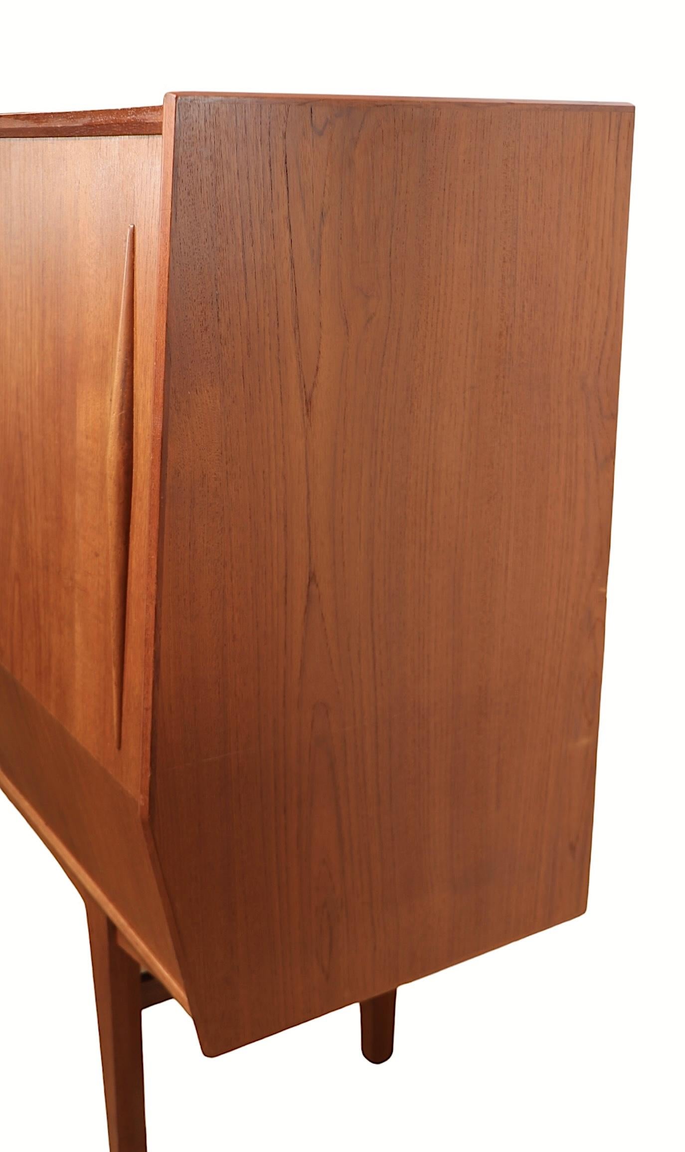 Mid Century Danish Modern Teak Dry Bar Sideboard Credenza c 1950/60's For Sale 6