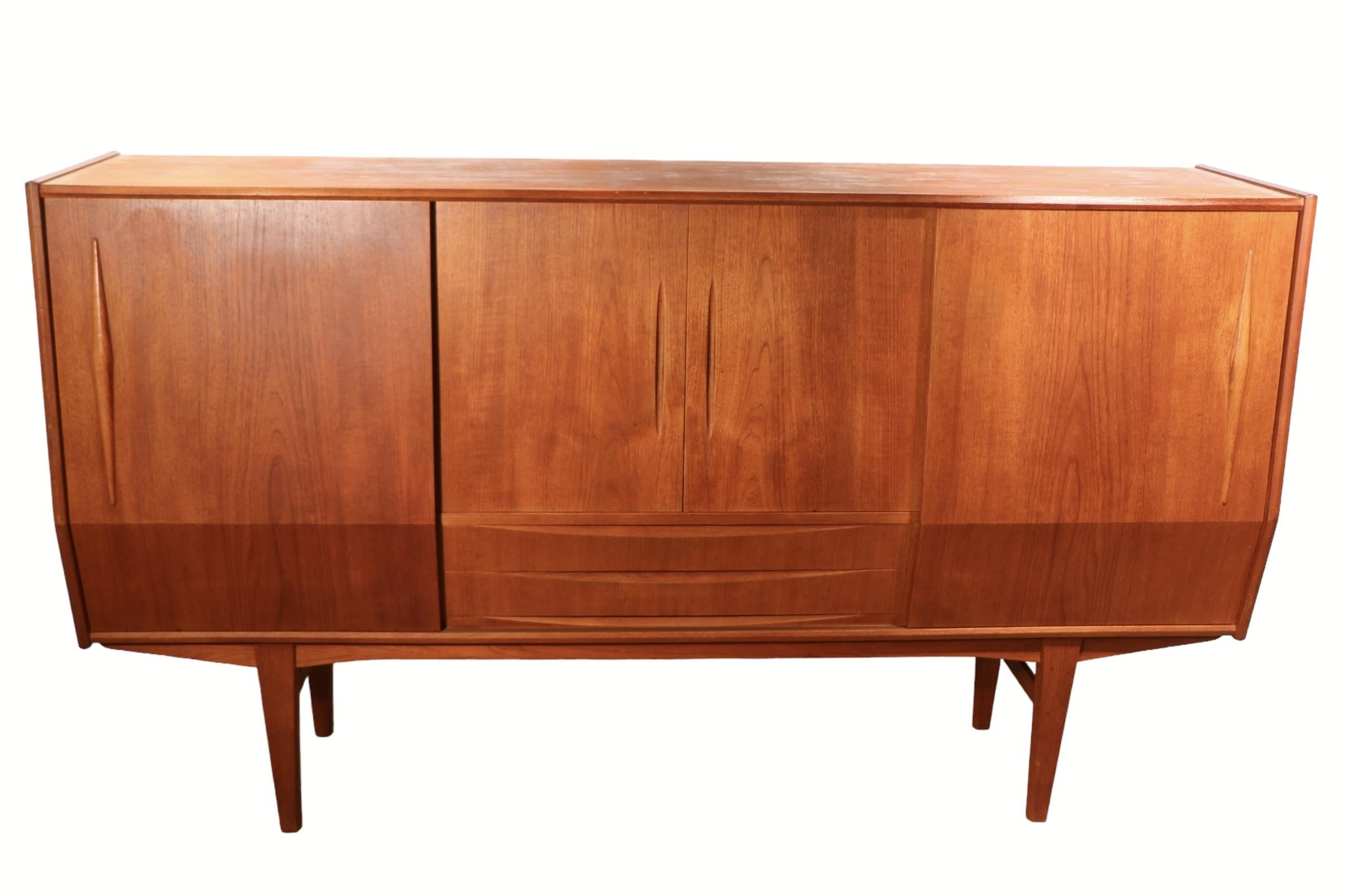 Mid Century Danish Modern Teak Dry Bar Sideboard Credenza c 1950/60's For Sale 7