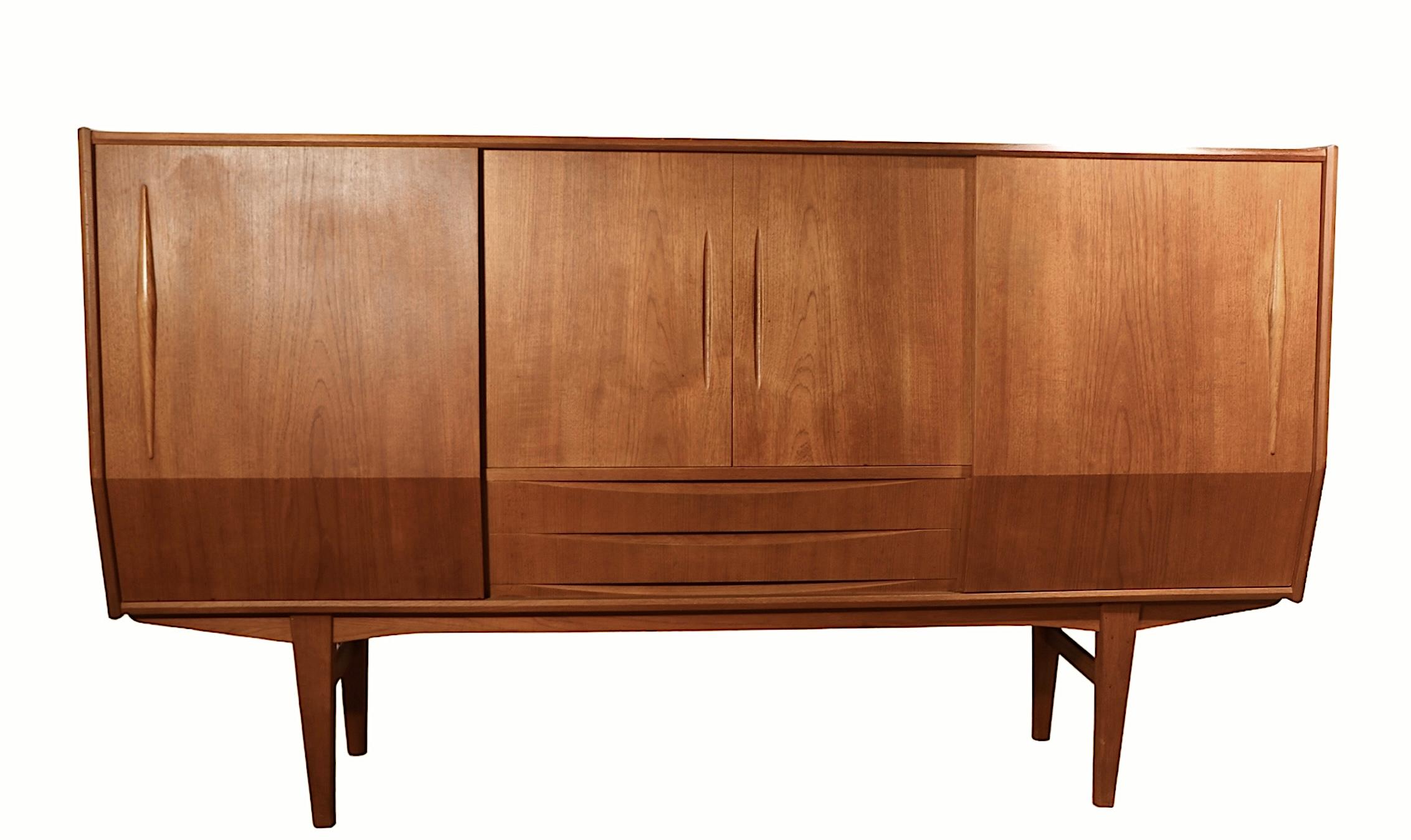 Mid Century Danish Modern Teak Dry Bar Sideboard Credenza c 1950/60's For Sale 12