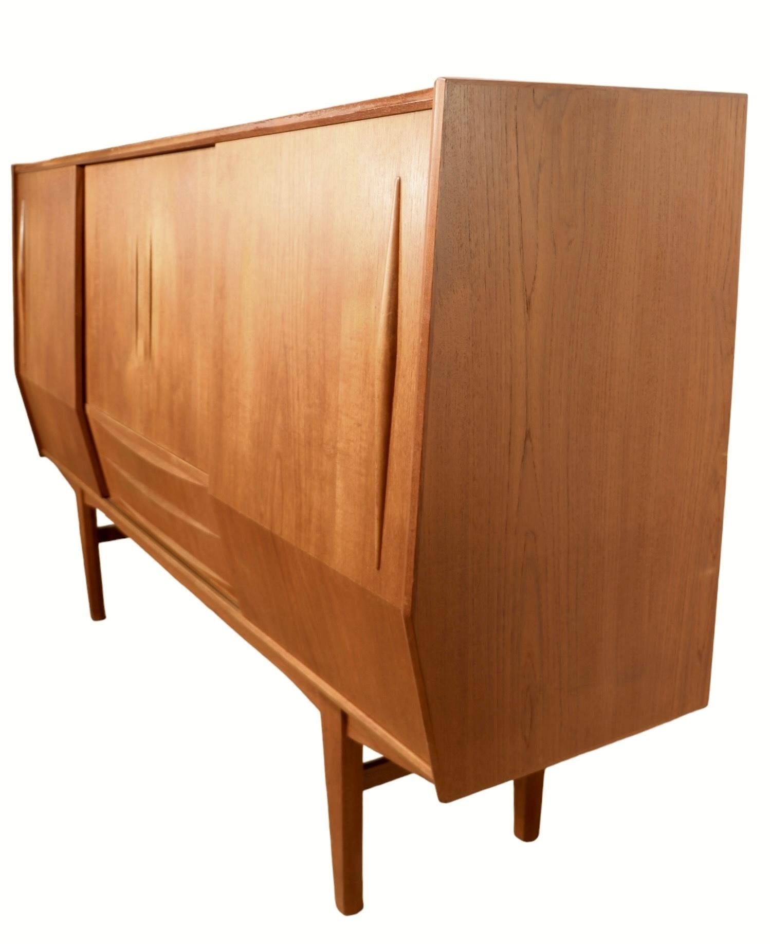Mid Century Danish Modern Teak Dry Bar Sideboard Credenza c 1950/60's In Good Condition For Sale In New York, NY