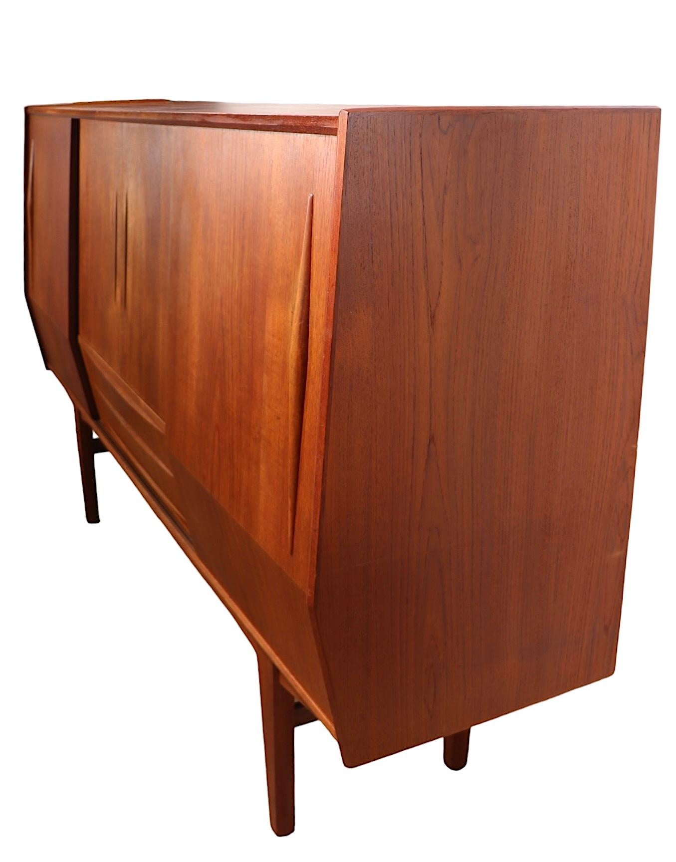 Mid Century Danish Modern Teak Dry Bar Sideboard Credenza c 1950/60's For Sale 3
