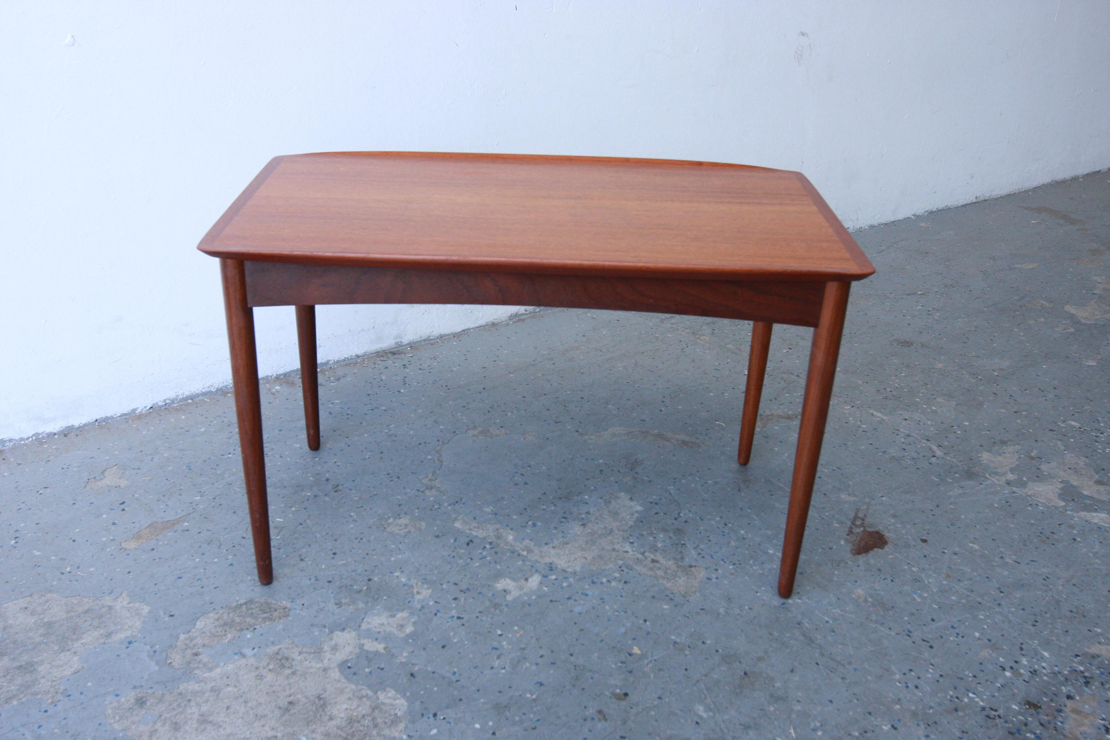 Mid Century Danish Modern Teak End / Side  Table by Mobelintarsia In Good Condition For Sale In Las Vegas, NV