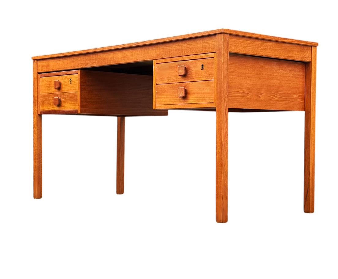 Mid Century Danish Modern Teak Executive Desk or Writing Table In Good Condition For Sale In Philadelphia, PA