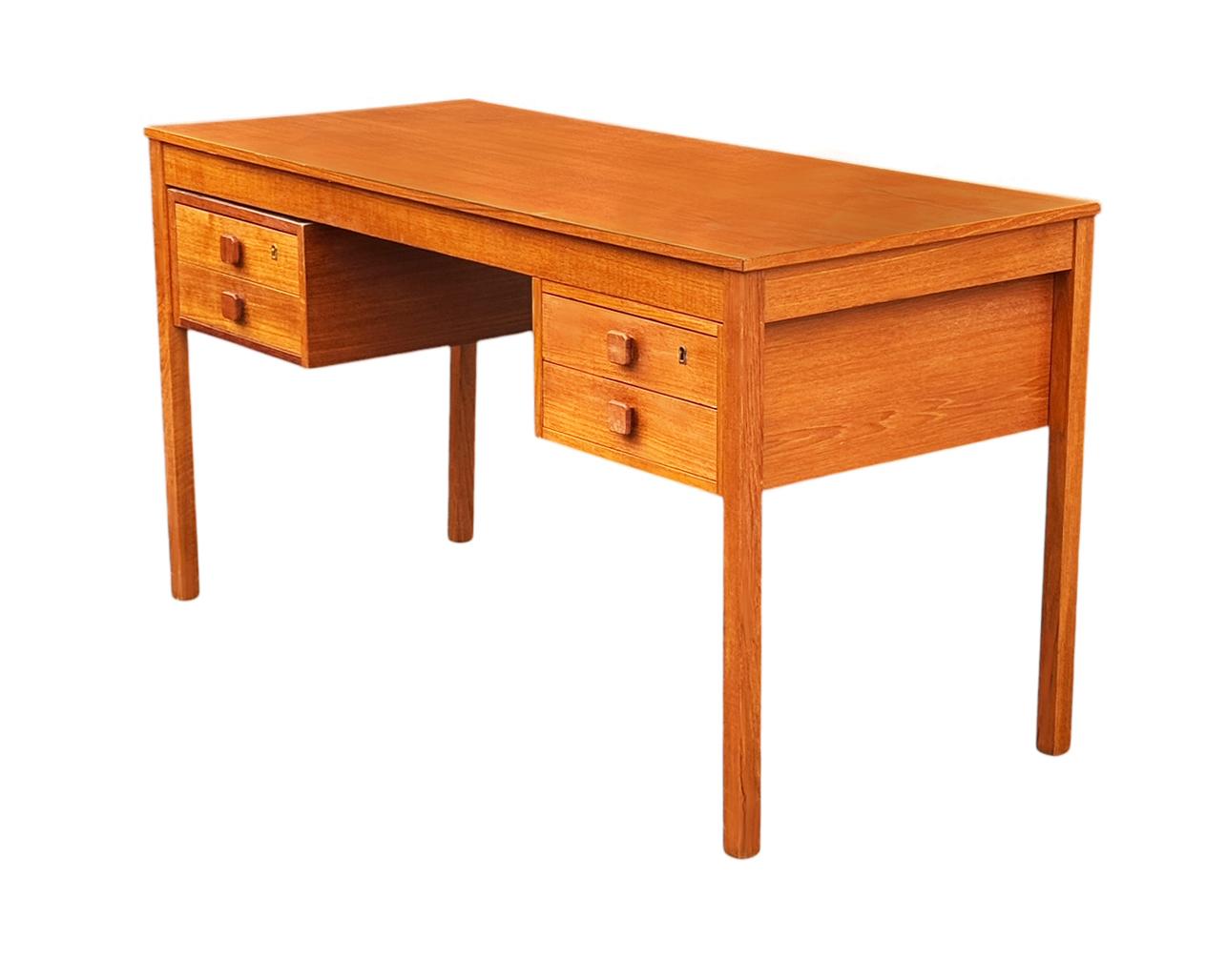 Mid Century Danish Modern Teak Executive Desk or Writing Table For Sale 1