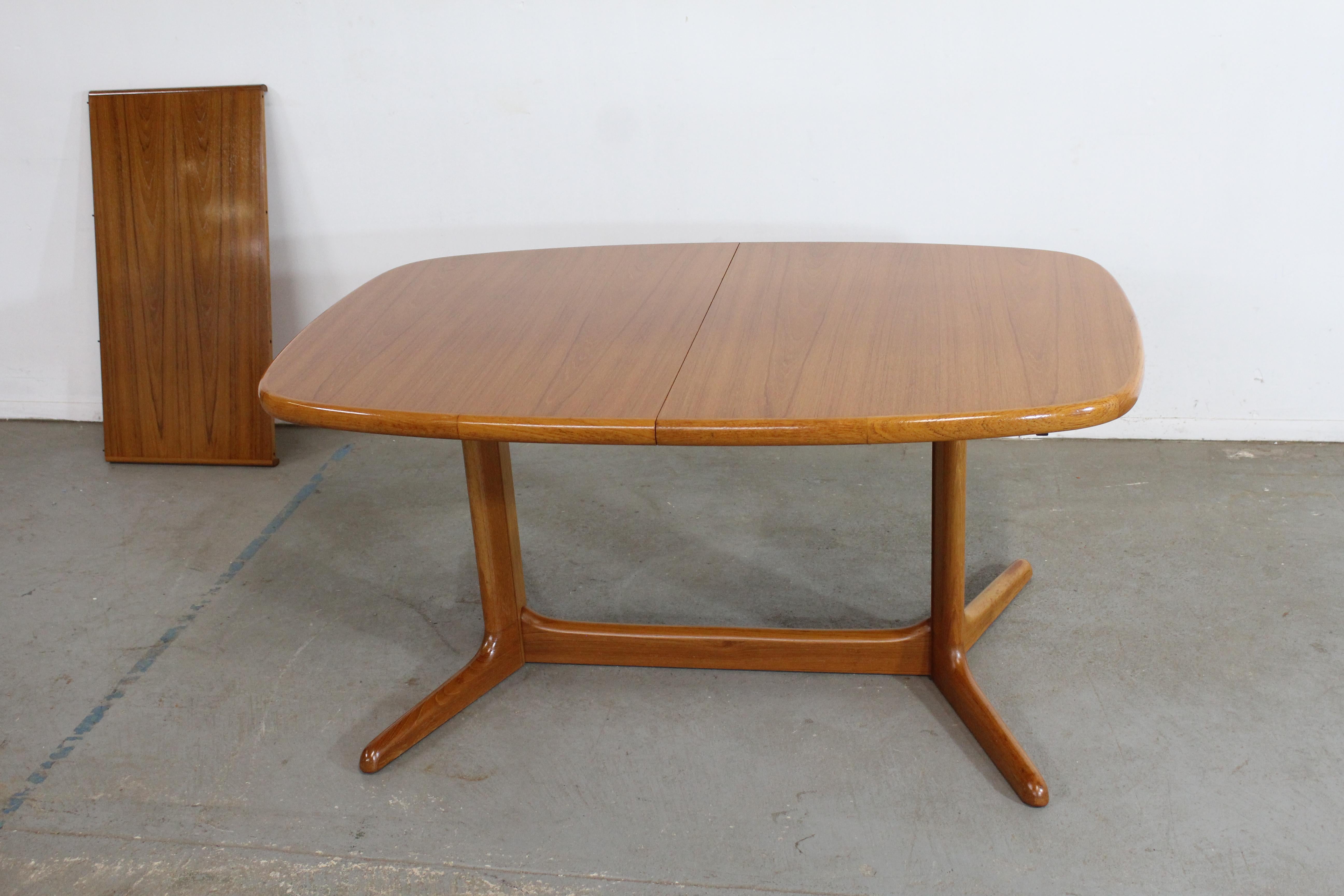 Mid-Century Danish Modern extendable surfboard dining table

Offered is a vintage Mid-Century Modern dining table. The table is made of teak and has 1 20