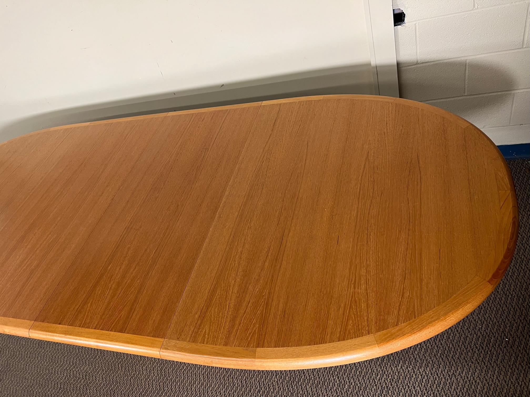 Midcentury Danish Modern Teak Extending Dining Table Ansager Mobler Seats 10 In Good Condition In Atlanta, GA