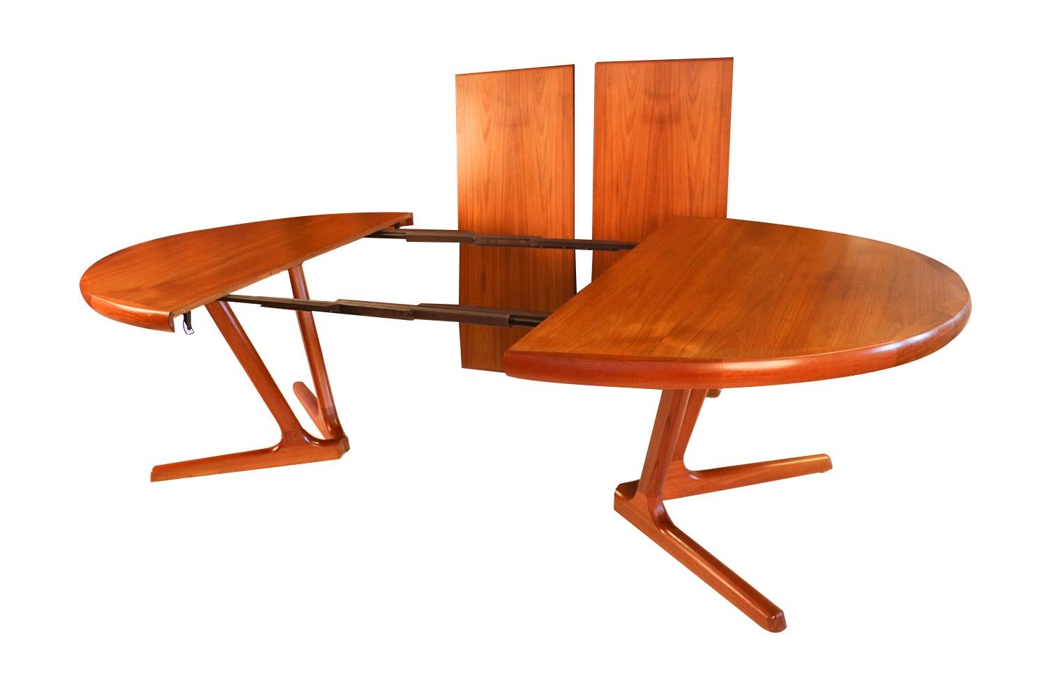 Midcentury Danish Modern Teak Extending Dining Table In Good Condition In Baltimore, MD