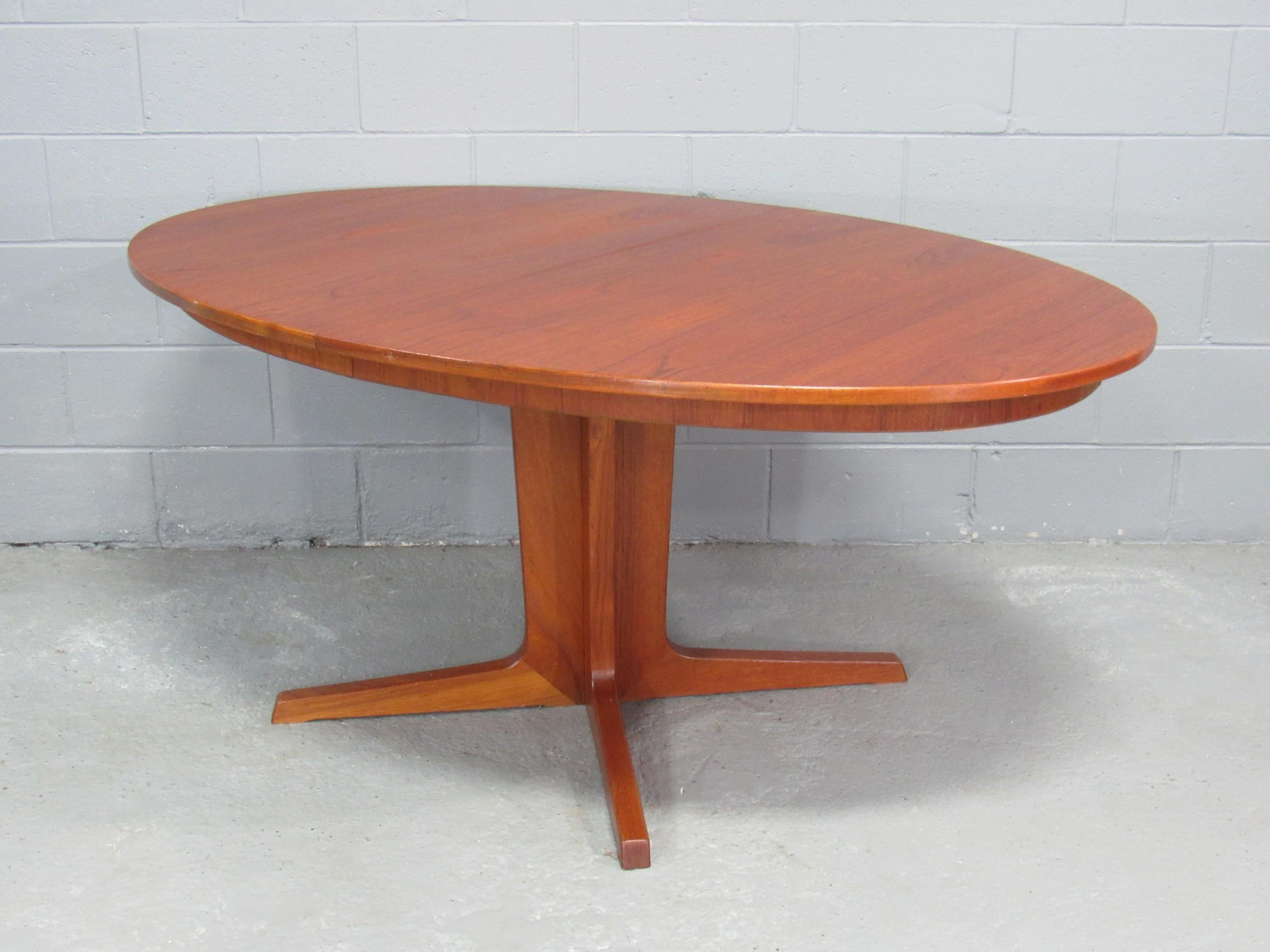 Mid-Century Danish Modern Teak Extension Dining Table by Gudme, Circa 1970s For Sale 1