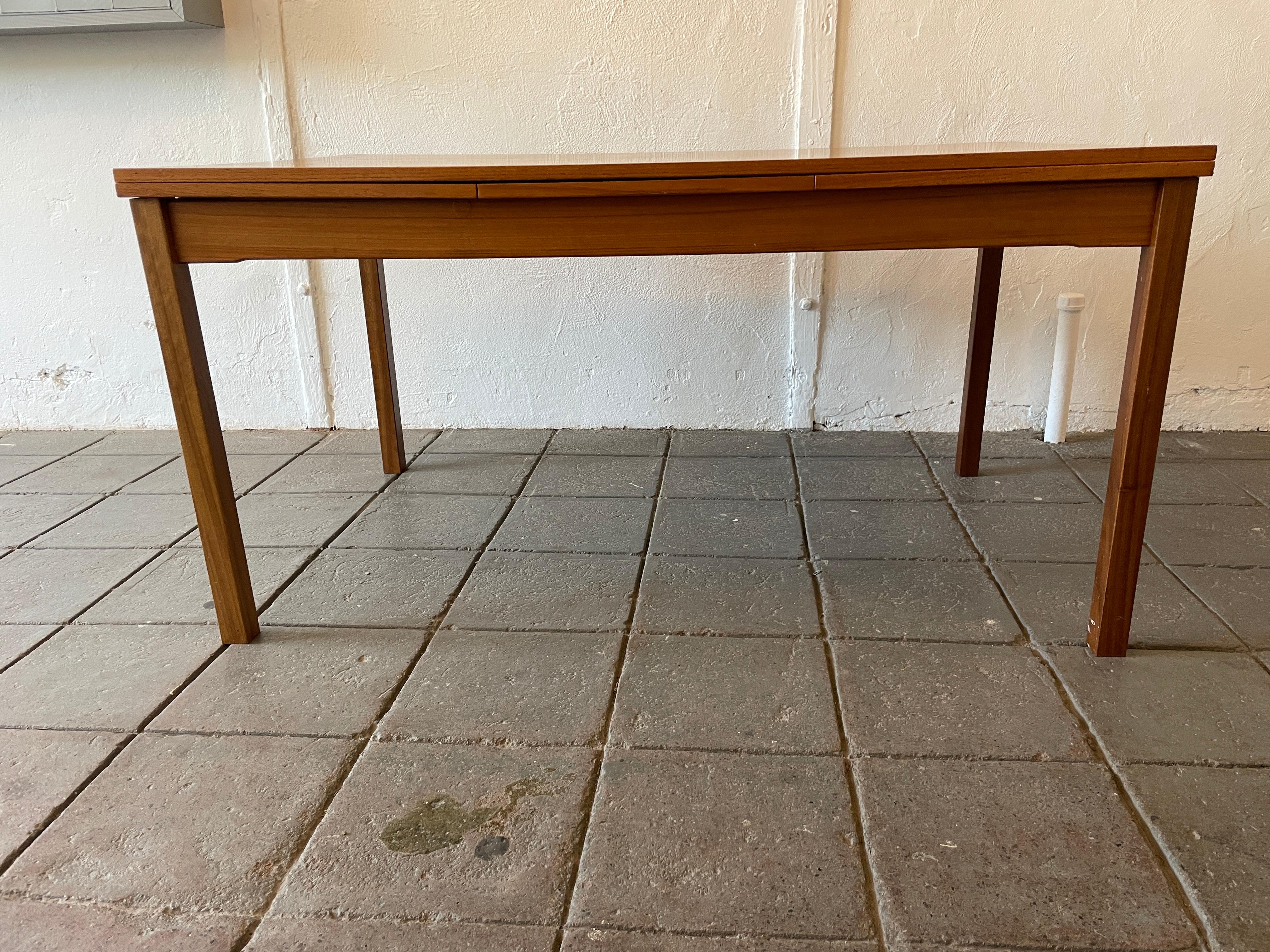 Mid Century Danish Modern Teak Extension Dining Table Denmark In Good Condition In BROOKLYN, NY