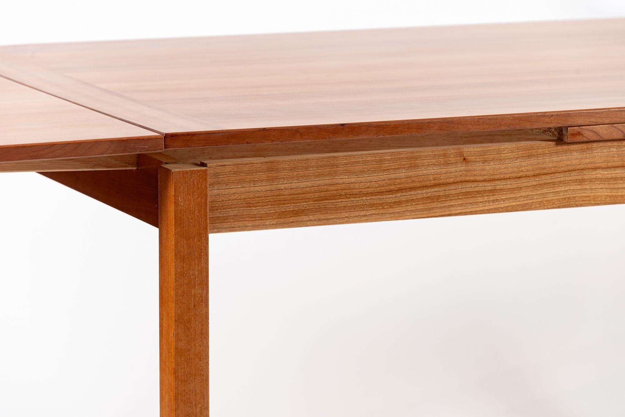 Table de salle à manger en teck moderne danois du milieu du siècle en vente 5
