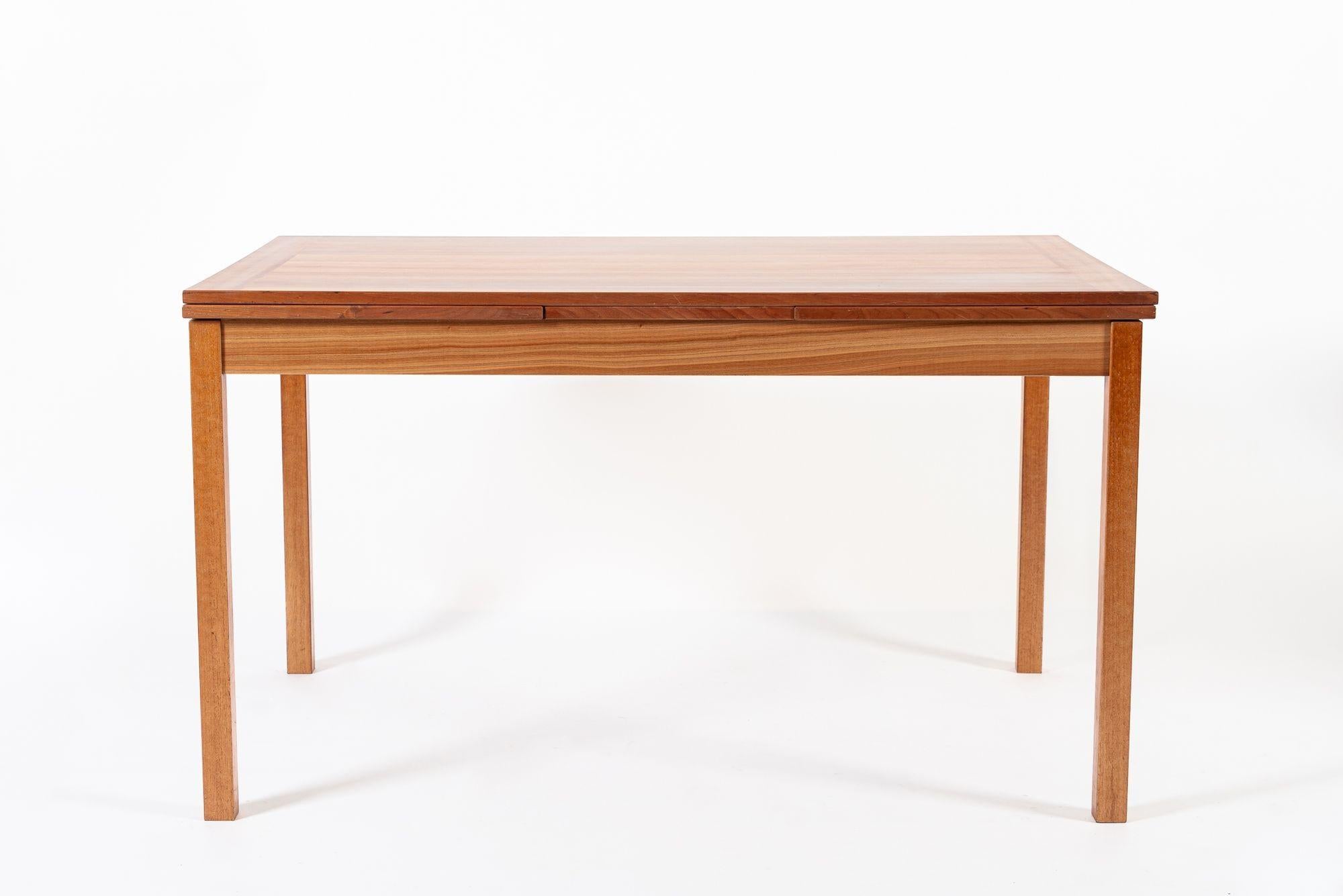 Mid-Century Modern Table de salle à manger en teck moderne danois du milieu du siècle en vente