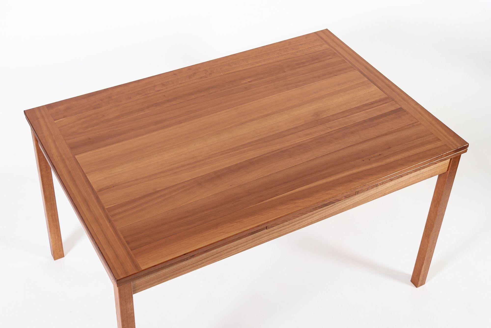 Danois Table de salle à manger en teck moderne danois du milieu du siècle en vente