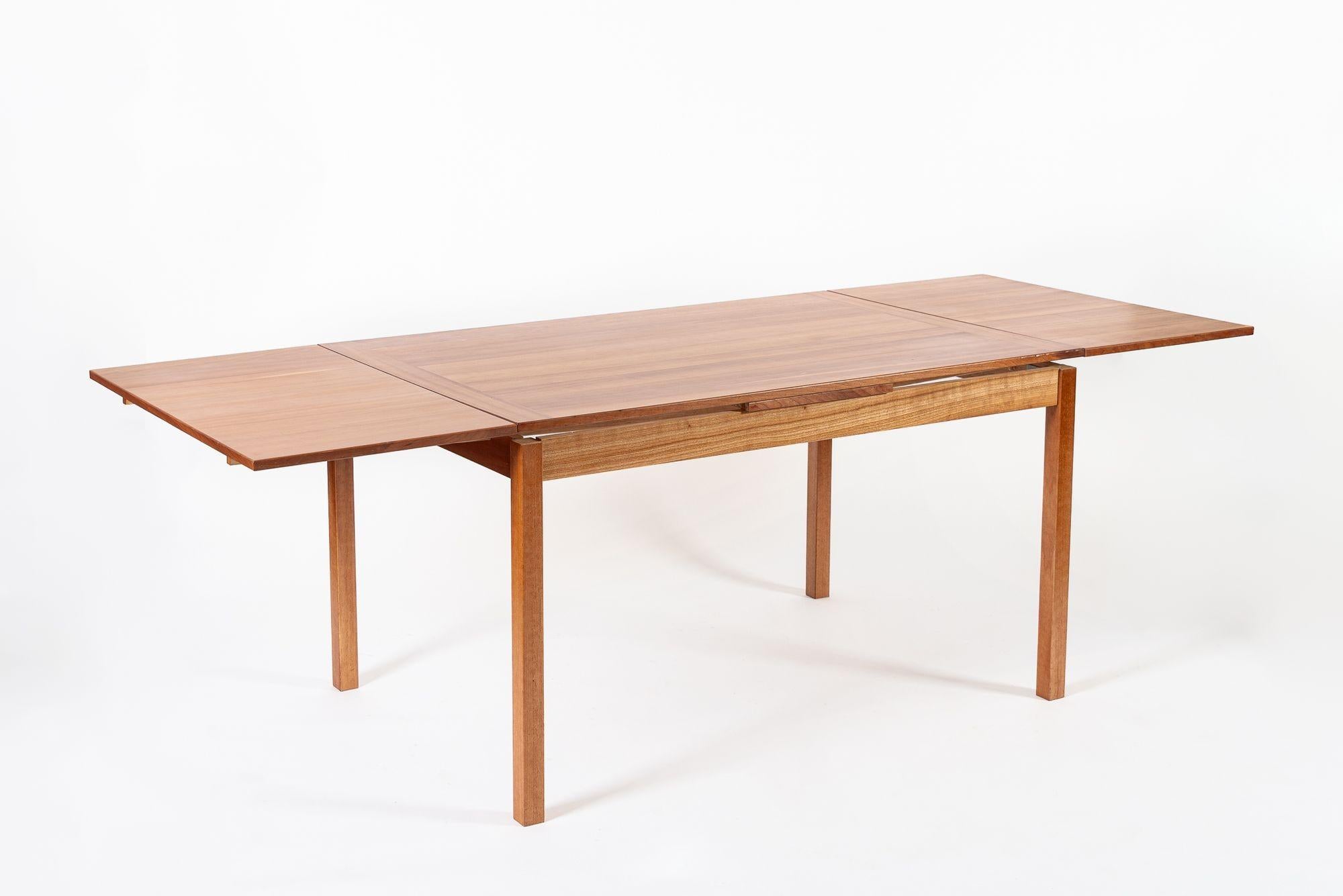 Table de salle à manger en teck moderne danois du milieu du siècle en vente 1