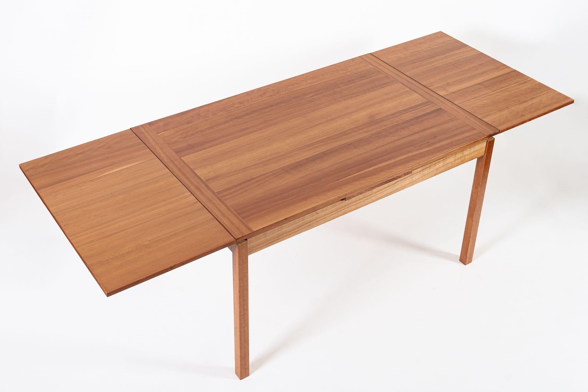Table de salle à manger en teck moderne danois du milieu du siècle en vente 2