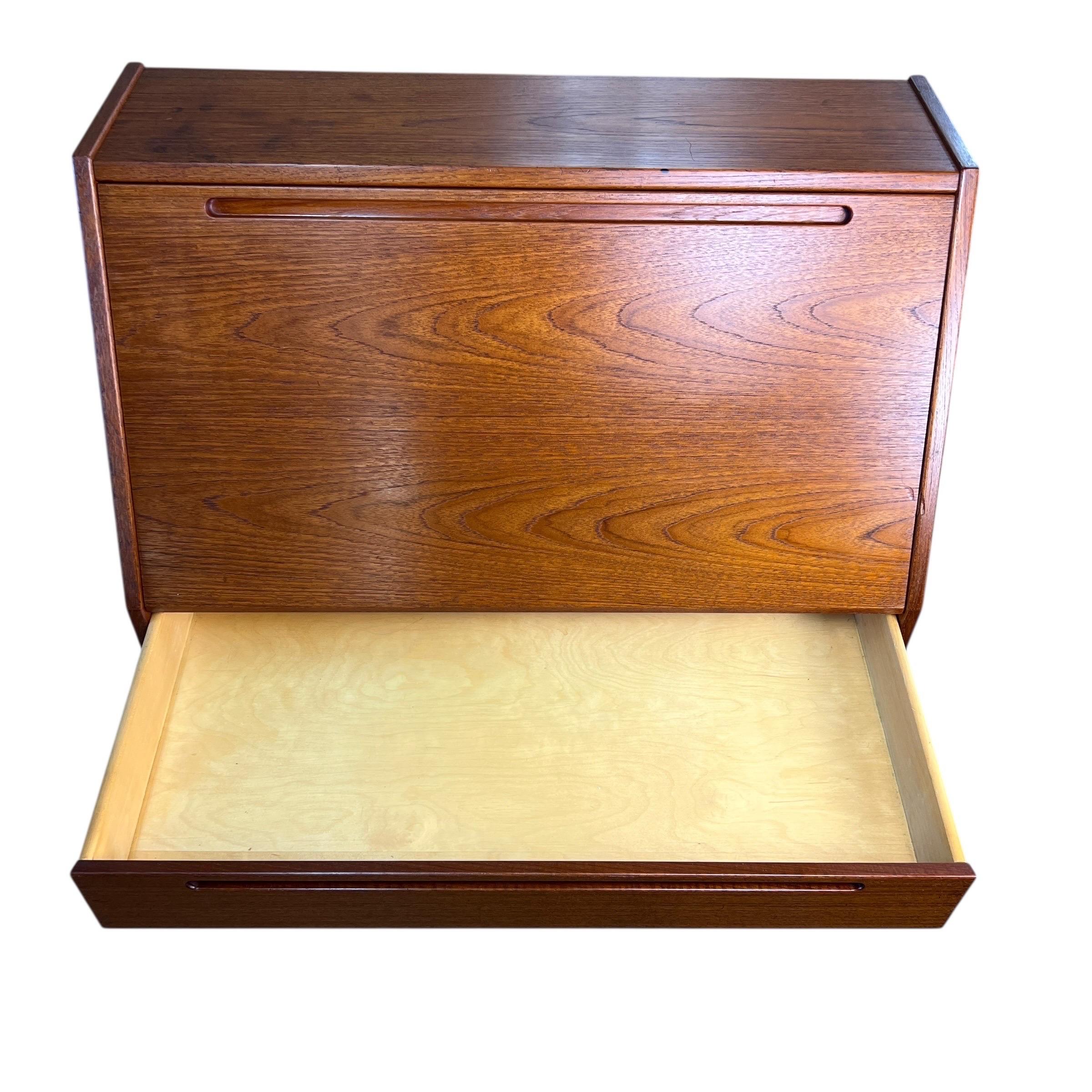 Scrivania danese moderna di metà secolo in teak con apertura a ribalta in vendita 2