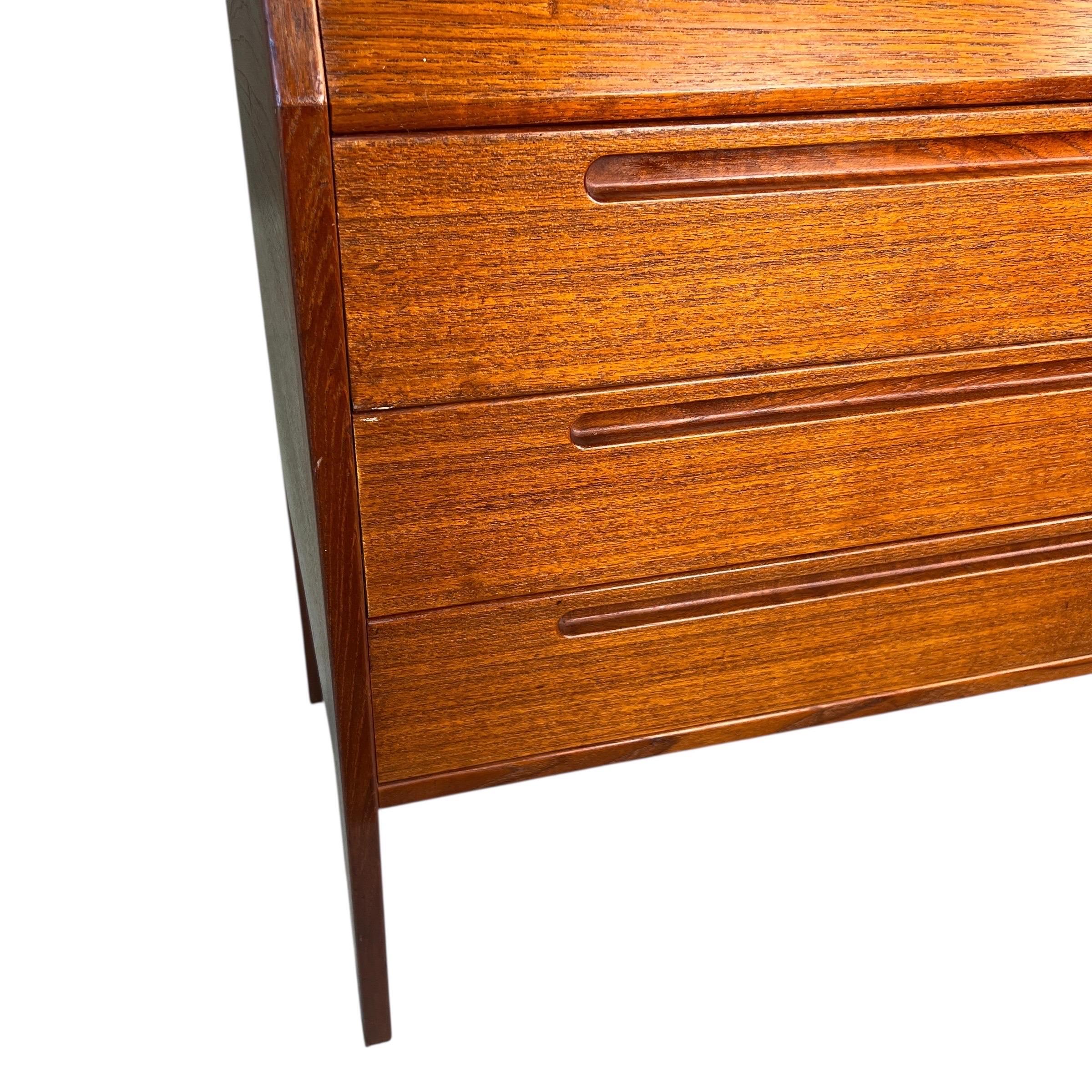 Scrivania danese moderna di metà secolo in teak con apertura a ribalta in vendita 3