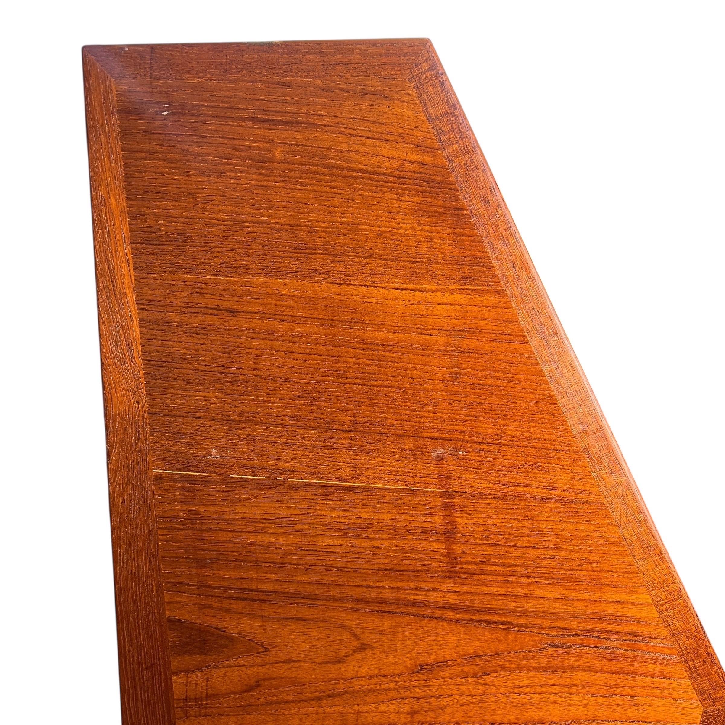 Scrivania danese moderna di metà secolo in teak con apertura a ribalta in vendita 4