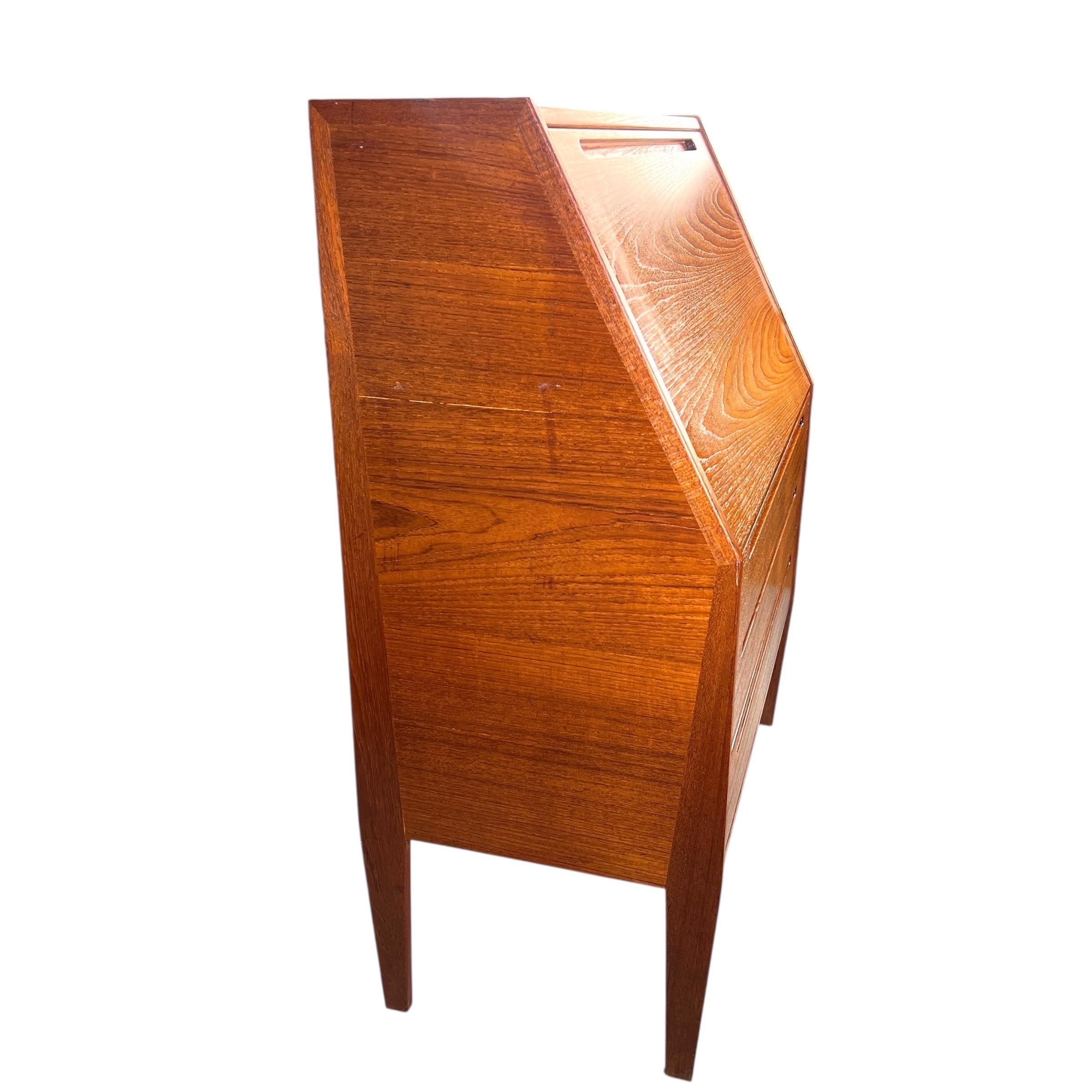 Mid-Century moderno Scrivania danese moderna di metà secolo in teak con apertura a ribalta in vendita