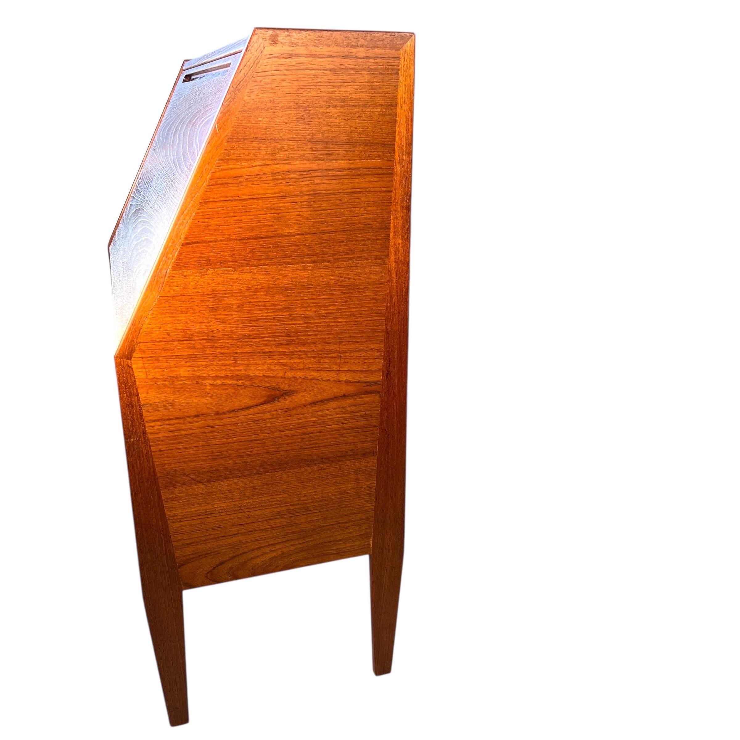 Danese Scrivania danese moderna di metà secolo in teak con apertura a ribalta in vendita
