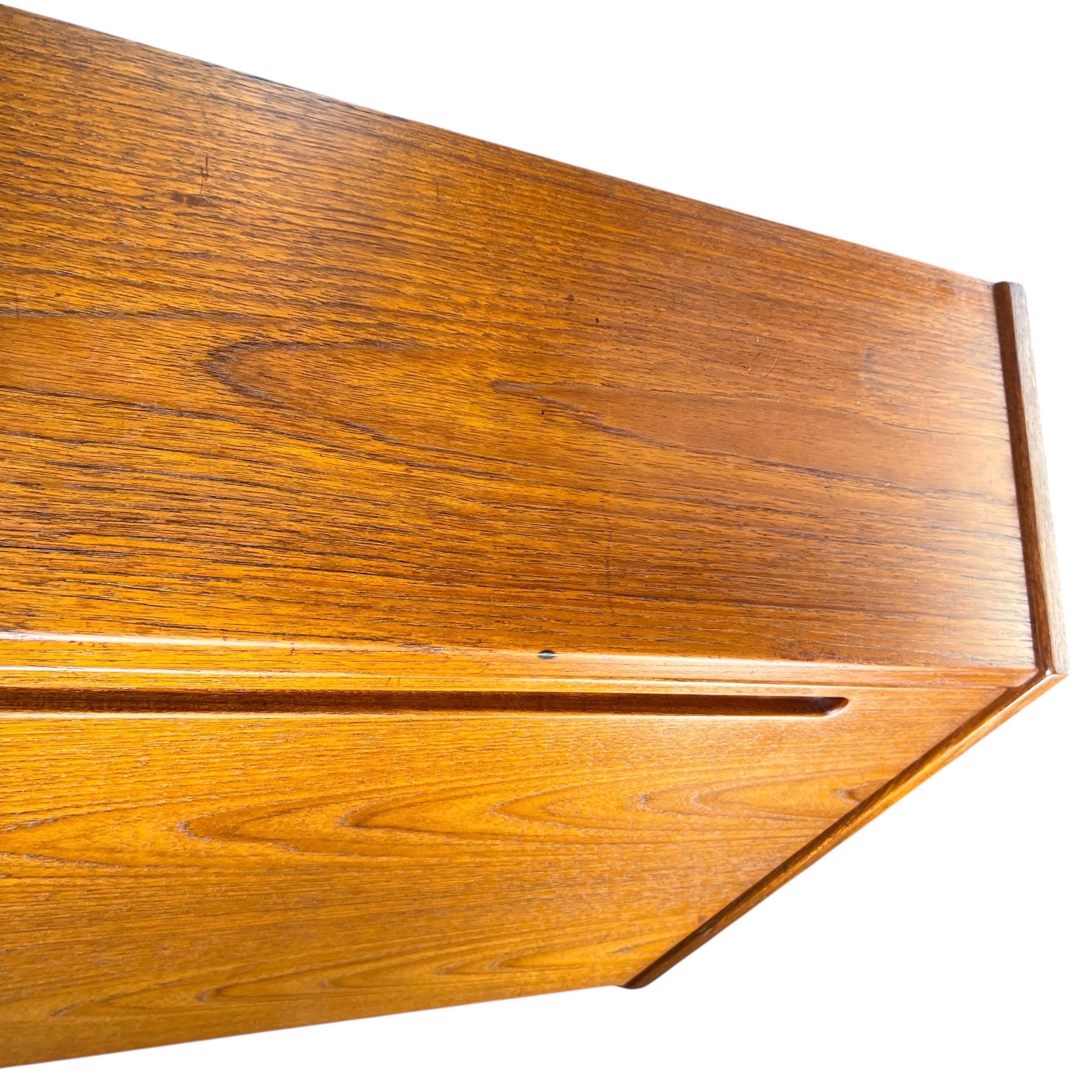 Scrivania danese moderna di metà secolo in teak con apertura a ribalta In condizioni buone in vendita a Esperance, NY