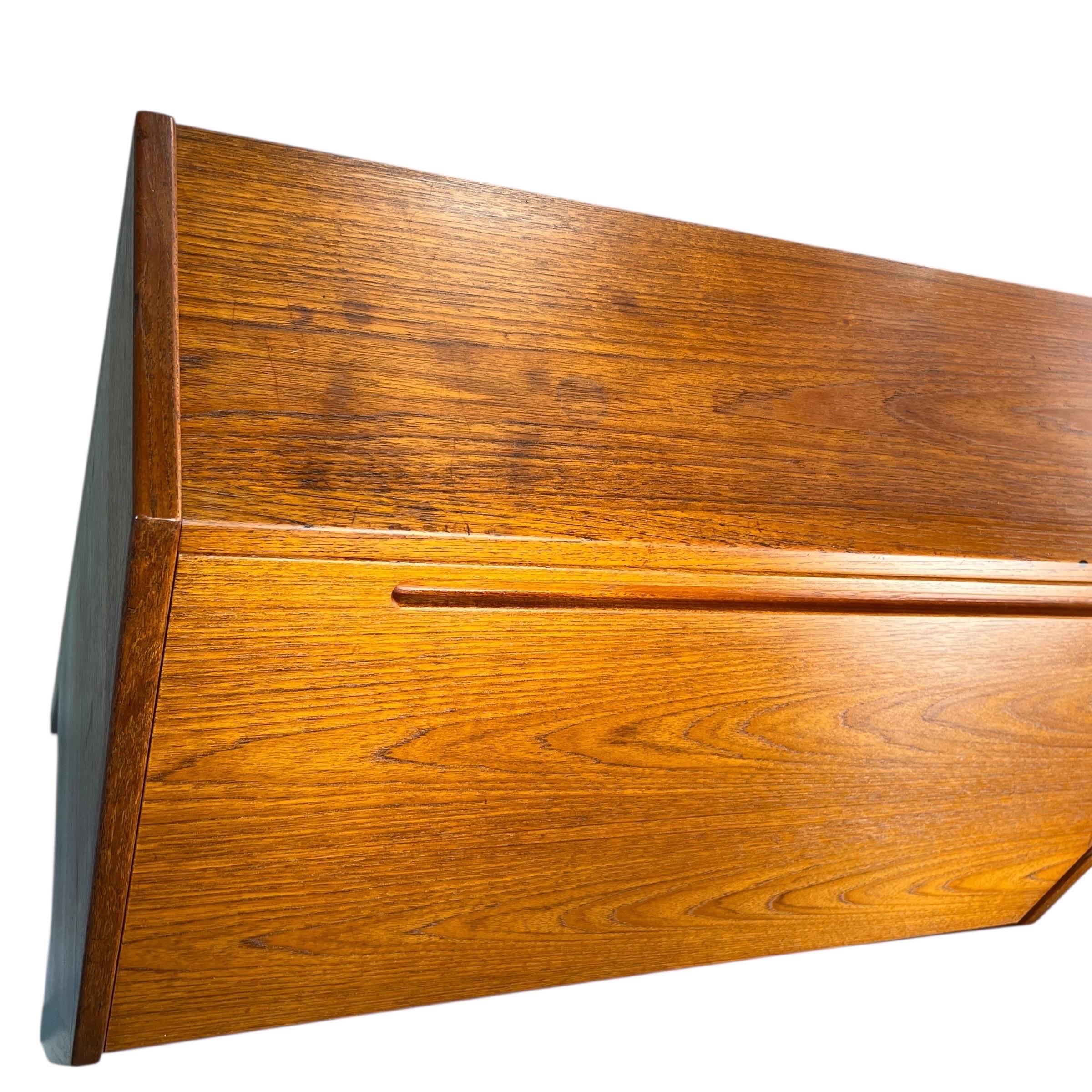 Metà XX secolo Scrivania danese moderna di metà secolo in teak con apertura a ribalta in vendita