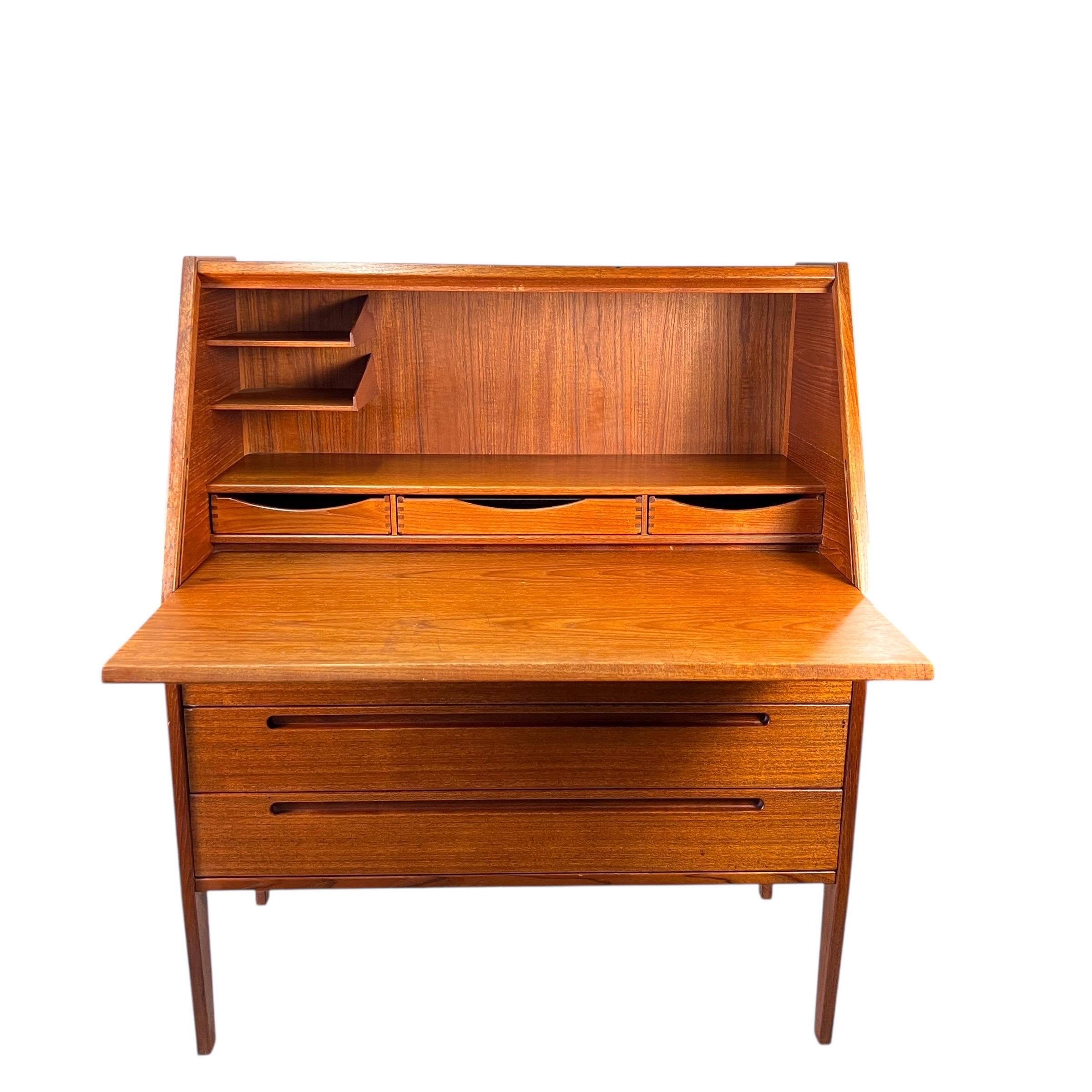 Teak Scrivania danese moderna di metà secolo in teak con apertura a ribalta in vendita