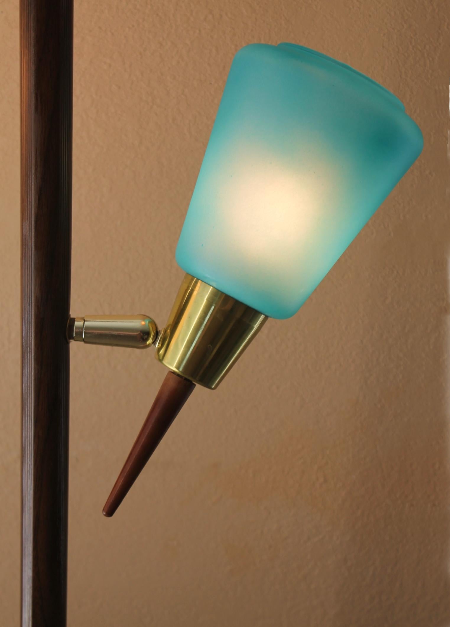 Mid Century Danish Modern Teak & Glass Tension Pole Lamp 1950s Stiffel Era Decor In Good Condition In Peoria, AZ