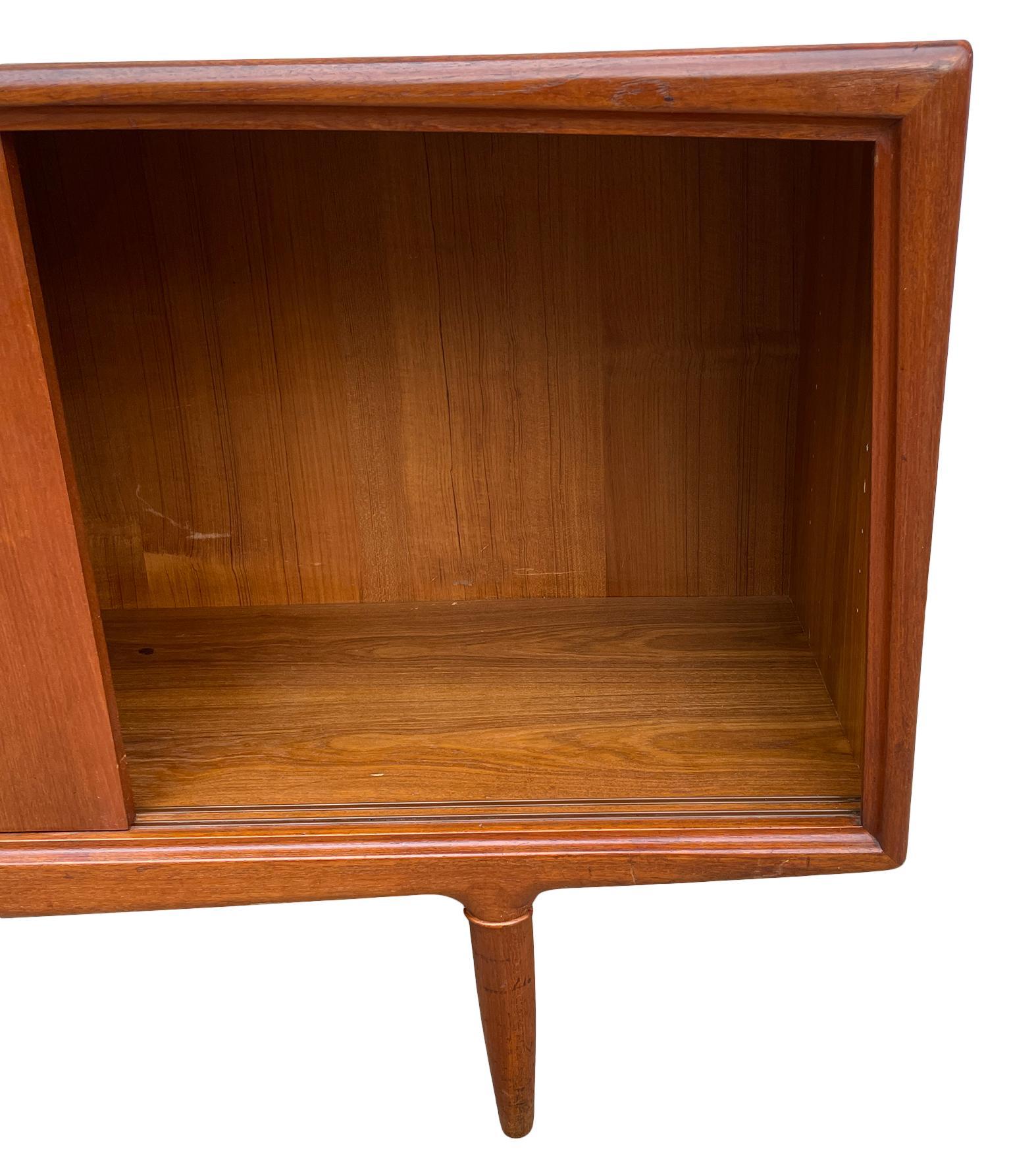 Credenza moderna danese del metà secolo in teak Gunni Omann da 94 pollici con 4 cassetti in vendita 3