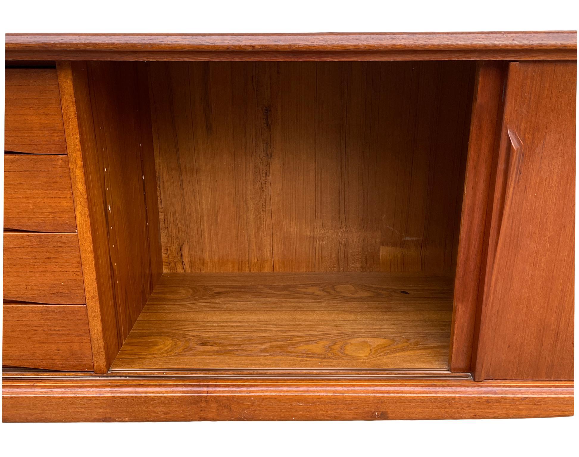 Credenza moderna danese del metà secolo in teak Gunni Omann da 94 pollici con 4 cassetti in vendita 4