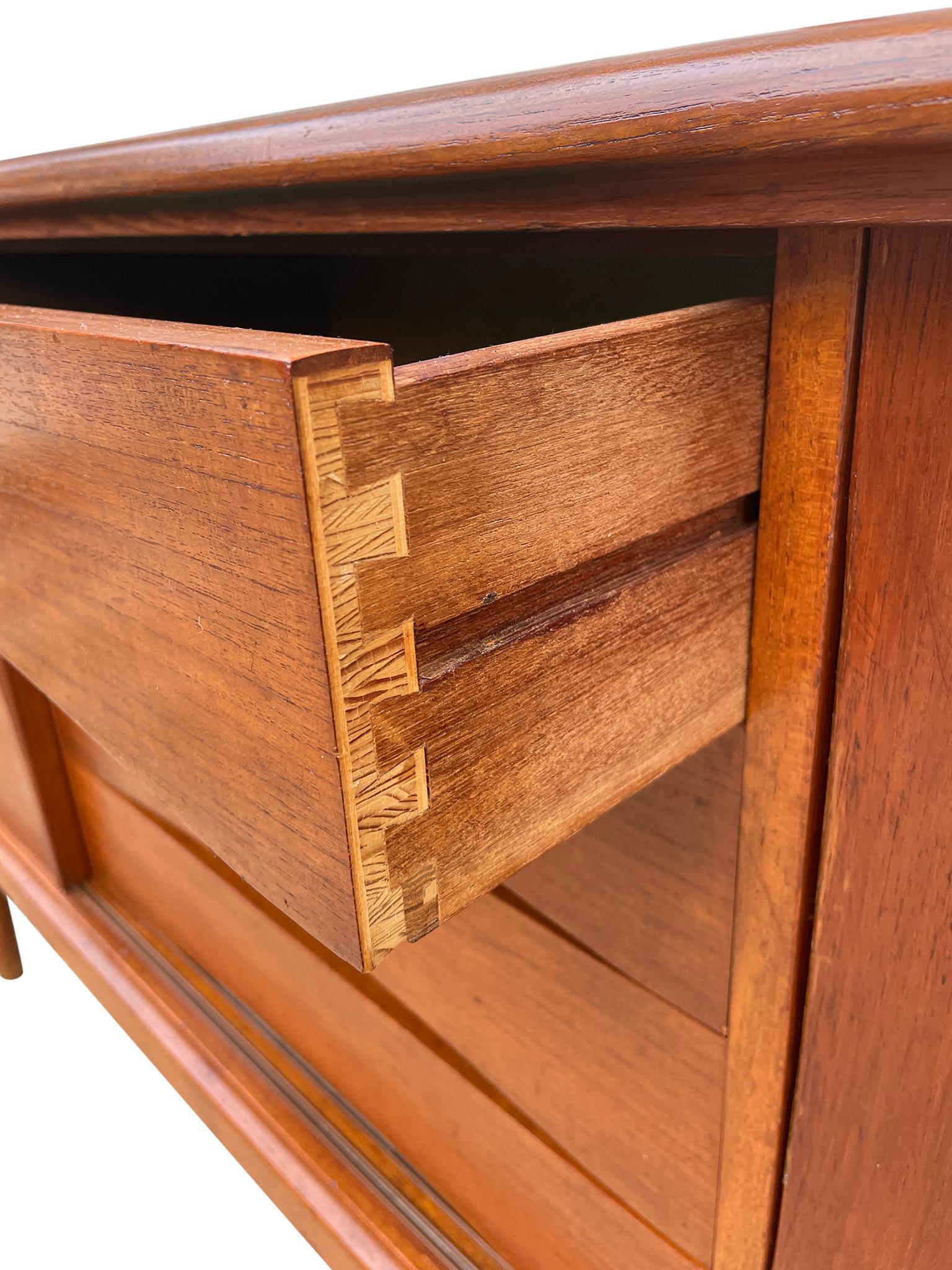 Credenza moderna danese del metà secolo in teak Gunni Omann da 94 pollici con 4 cassetti in vendita 5