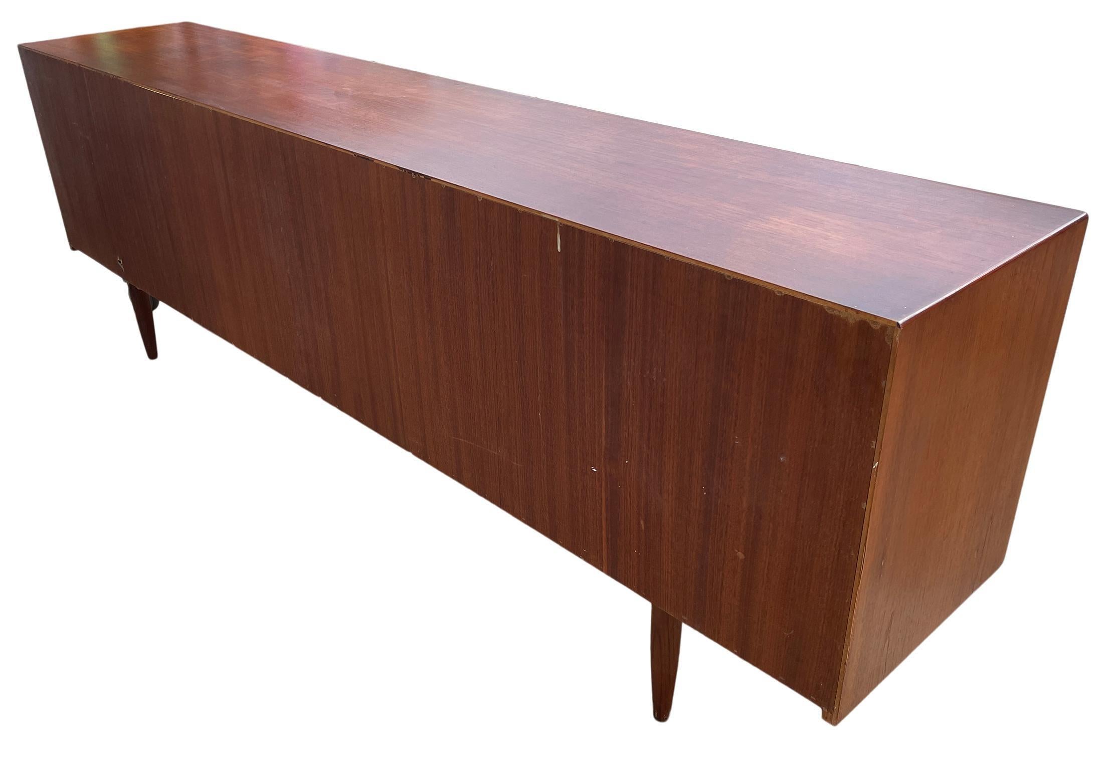 Credenza moderna danese del metà secolo in teak Gunni Omann da 94 pollici con 4 cassetti in vendita 6