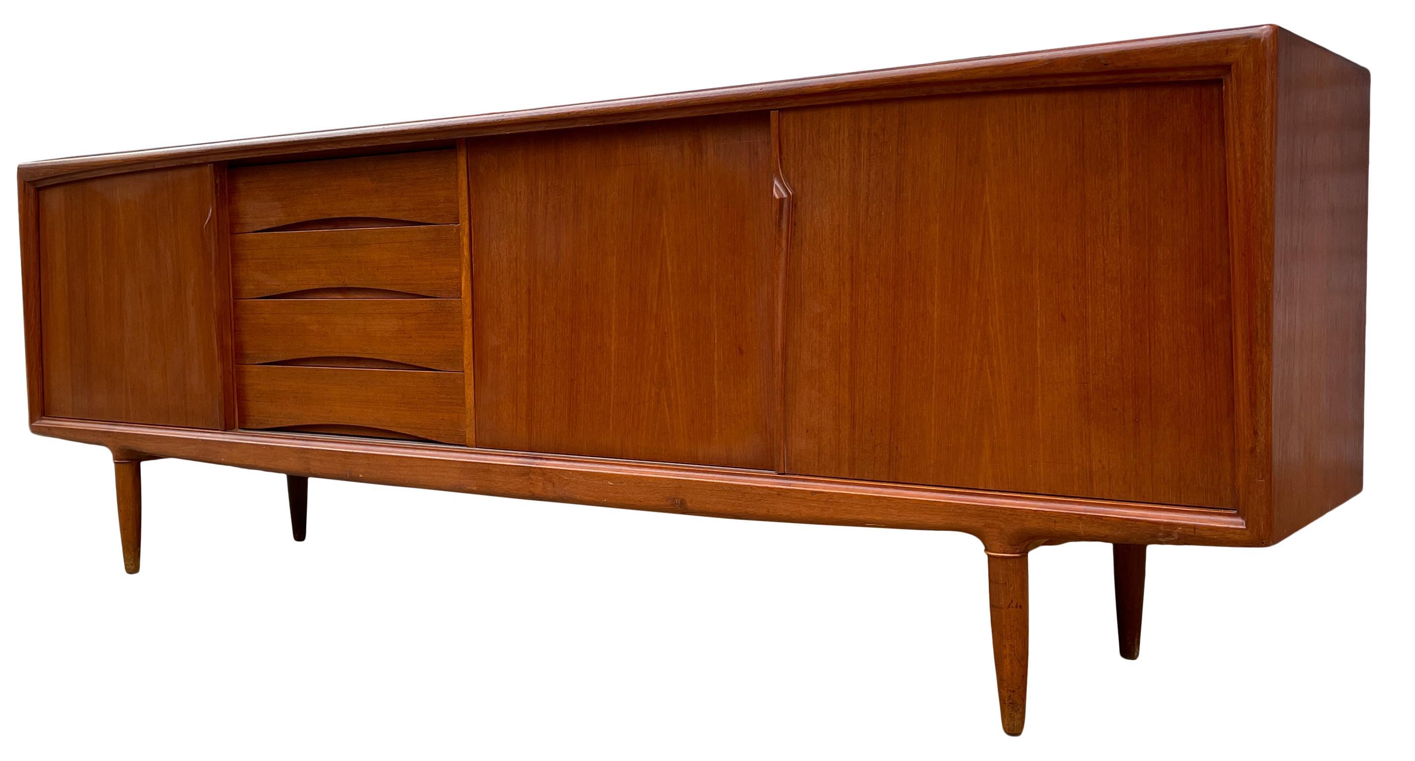 Mid-Century moderno Credenza moderna danese del metà secolo in teak Gunni Omann da 94 pollici con 4 cassetti in vendita