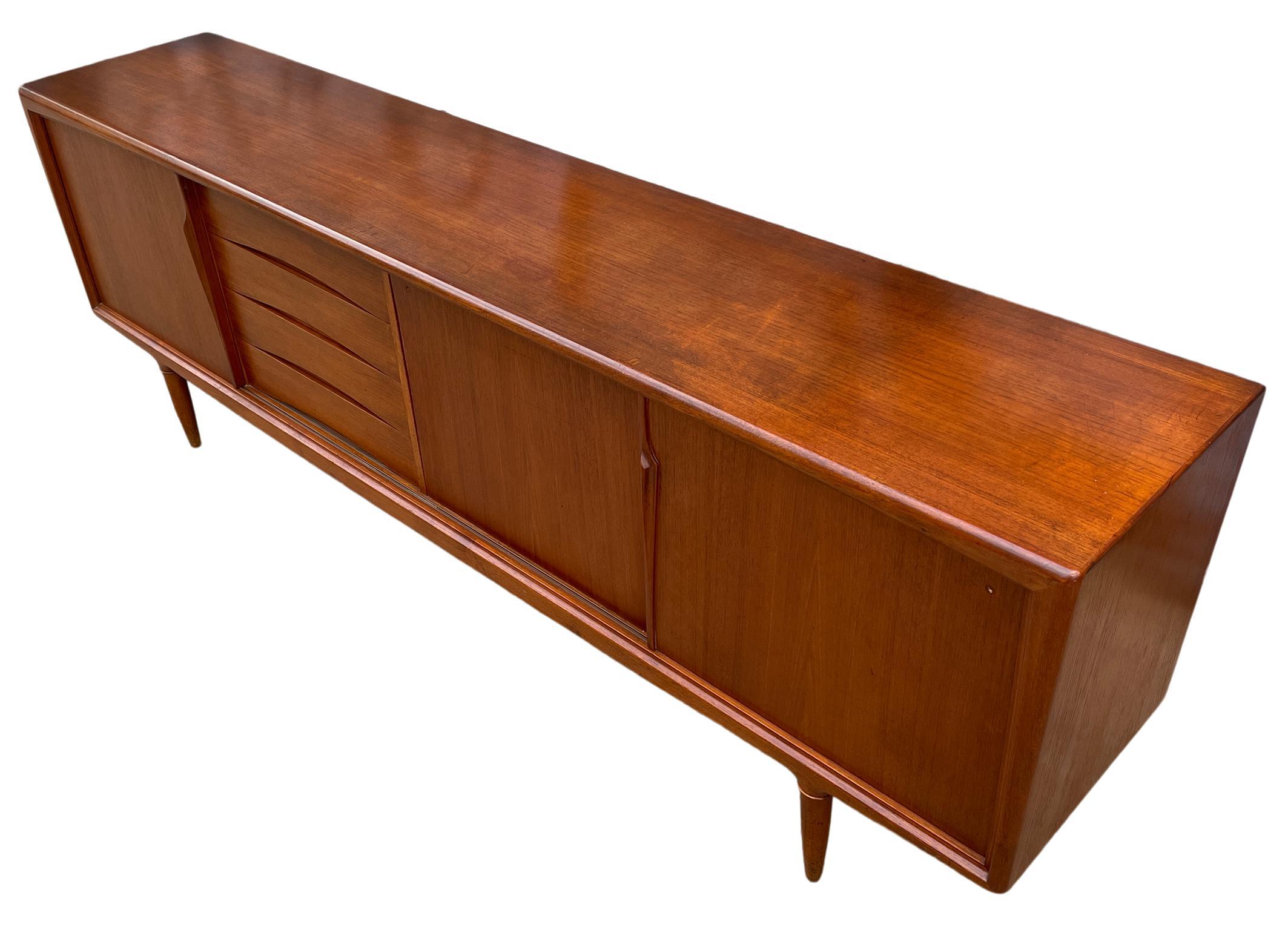 Danese Credenza moderna danese del metà secolo in teak Gunni Omann da 94 pollici con 4 cassetti in vendita