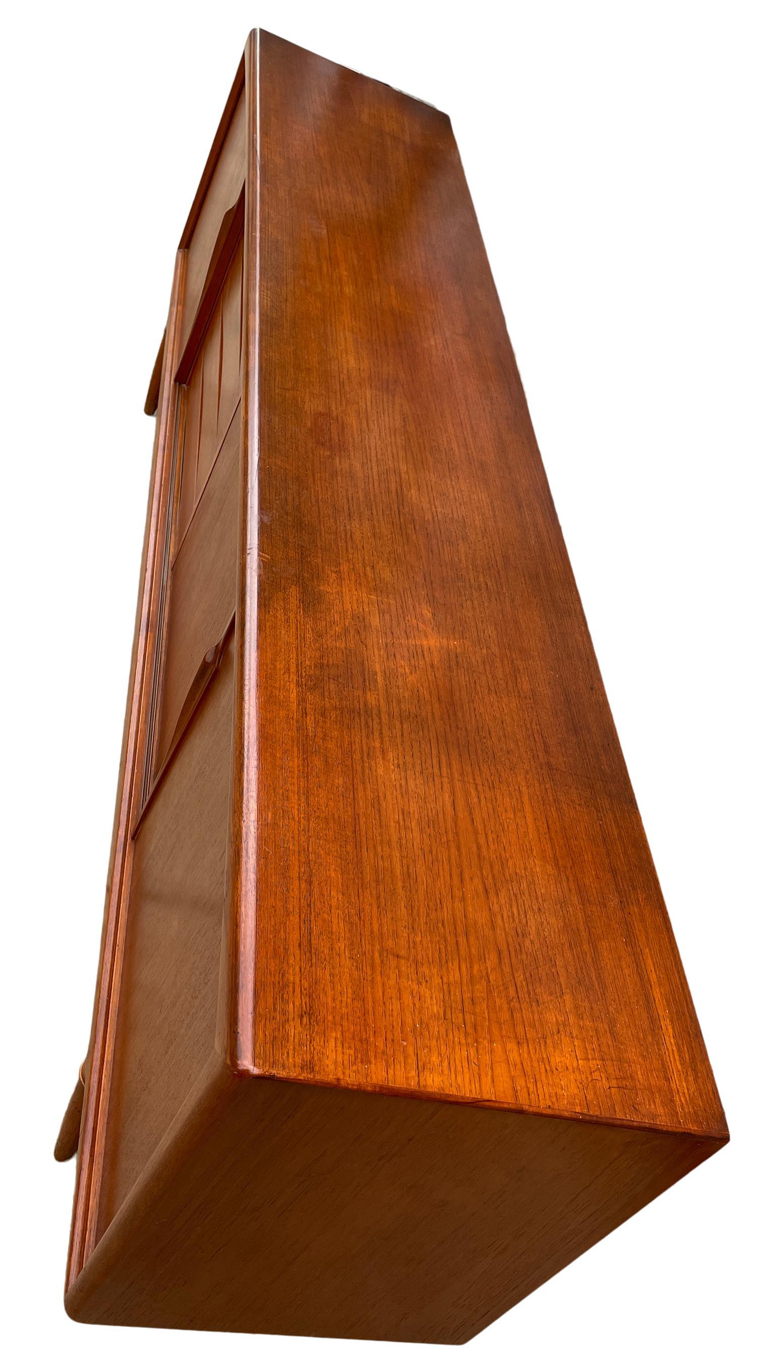 Falegnameria Credenza moderna danese del metà secolo in teak Gunni Omann da 94 pollici con 4 cassetti in vendita