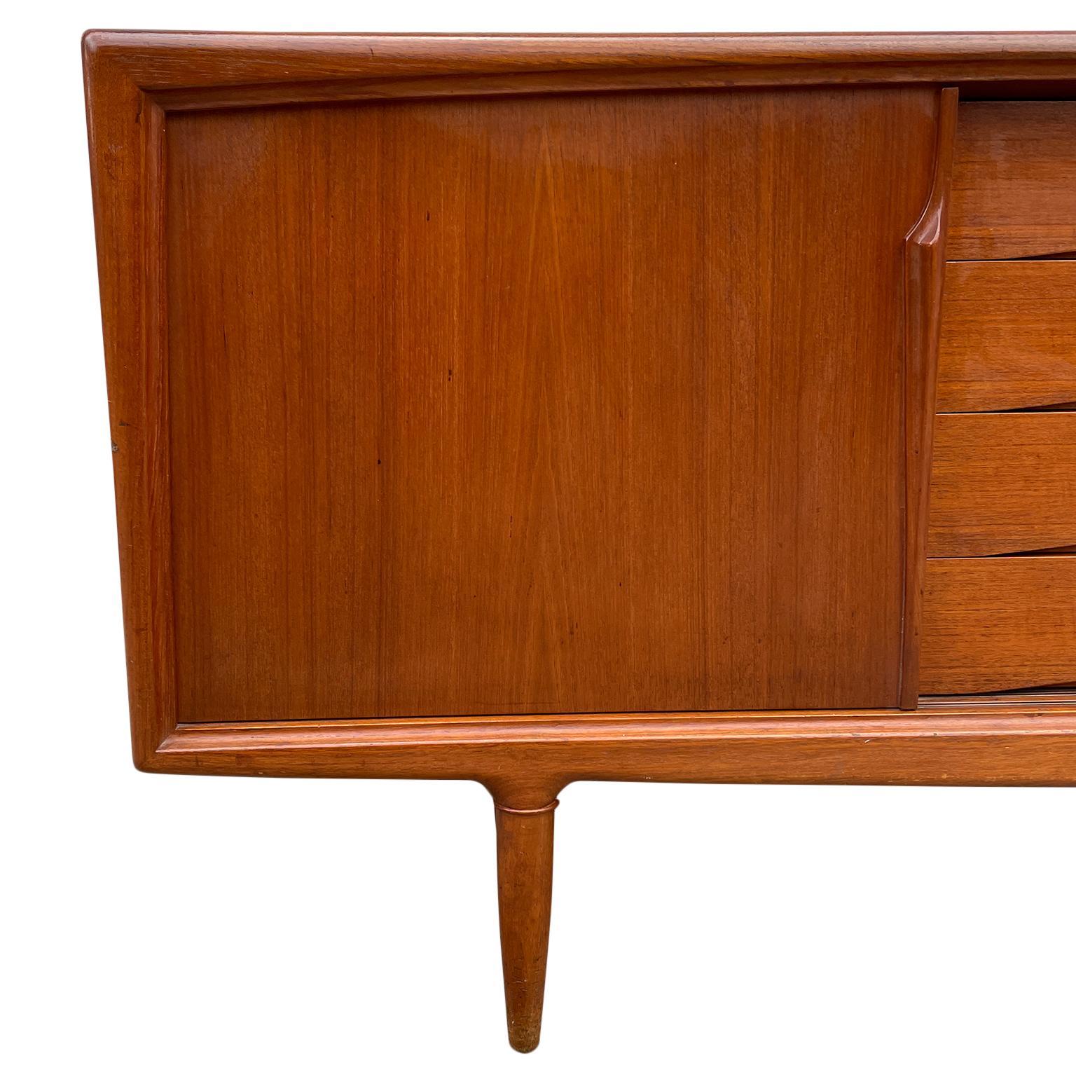 Metà XX secolo Credenza moderna danese del metà secolo in teak Gunni Omann da 94 pollici con 4 cassetti in vendita
