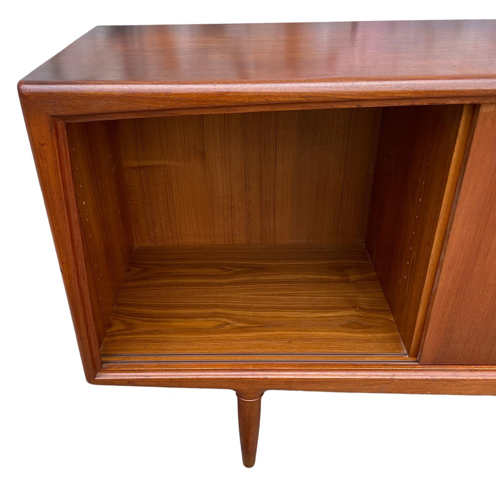 Credenza moderna danese del metà secolo in teak Gunni Omann da 94 pollici con 4 cassetti in vendita 1