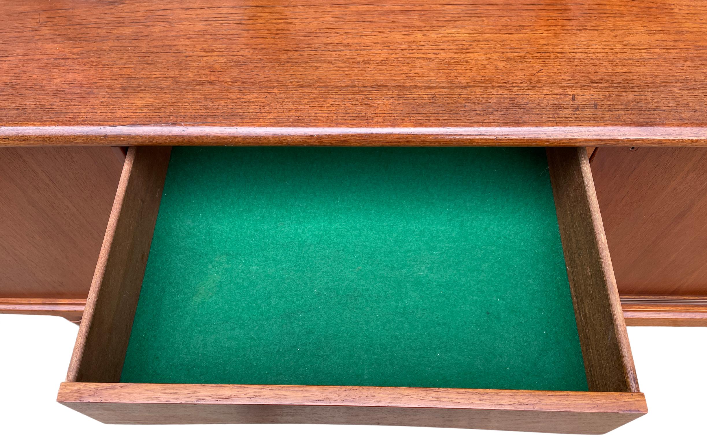 Moderne dänische Teakholz-Anrichte Gunni Omann 94 Zoll mit 4 Schubladen, Mid-Century Modern 3